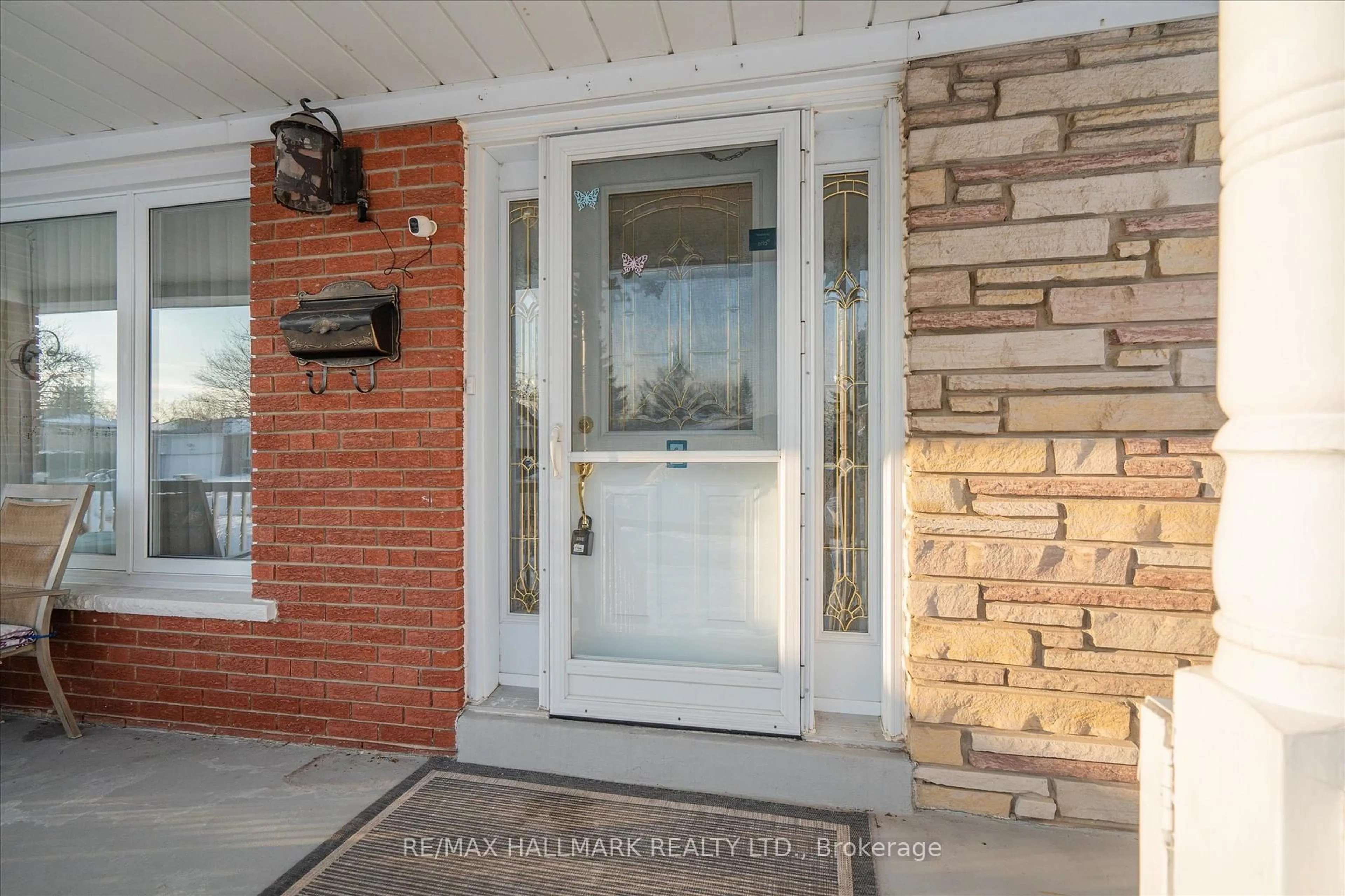 Indoor entryway for 10 Briarbluff Ave, Toronto Ontario M1E 3H3