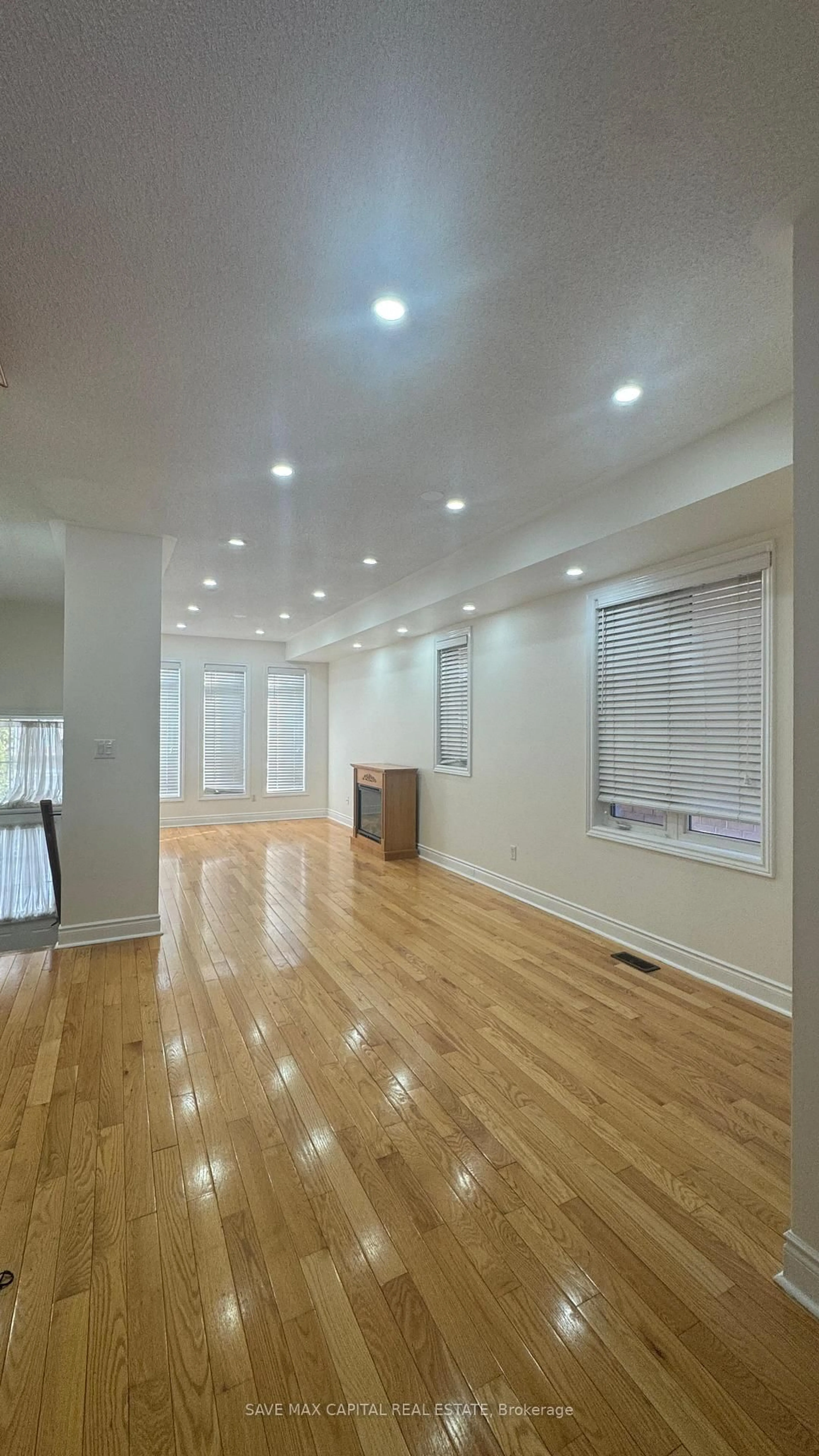 Indoor foyer for 530 Kingston Rd #19, Pickering Ontario L1V 0C3