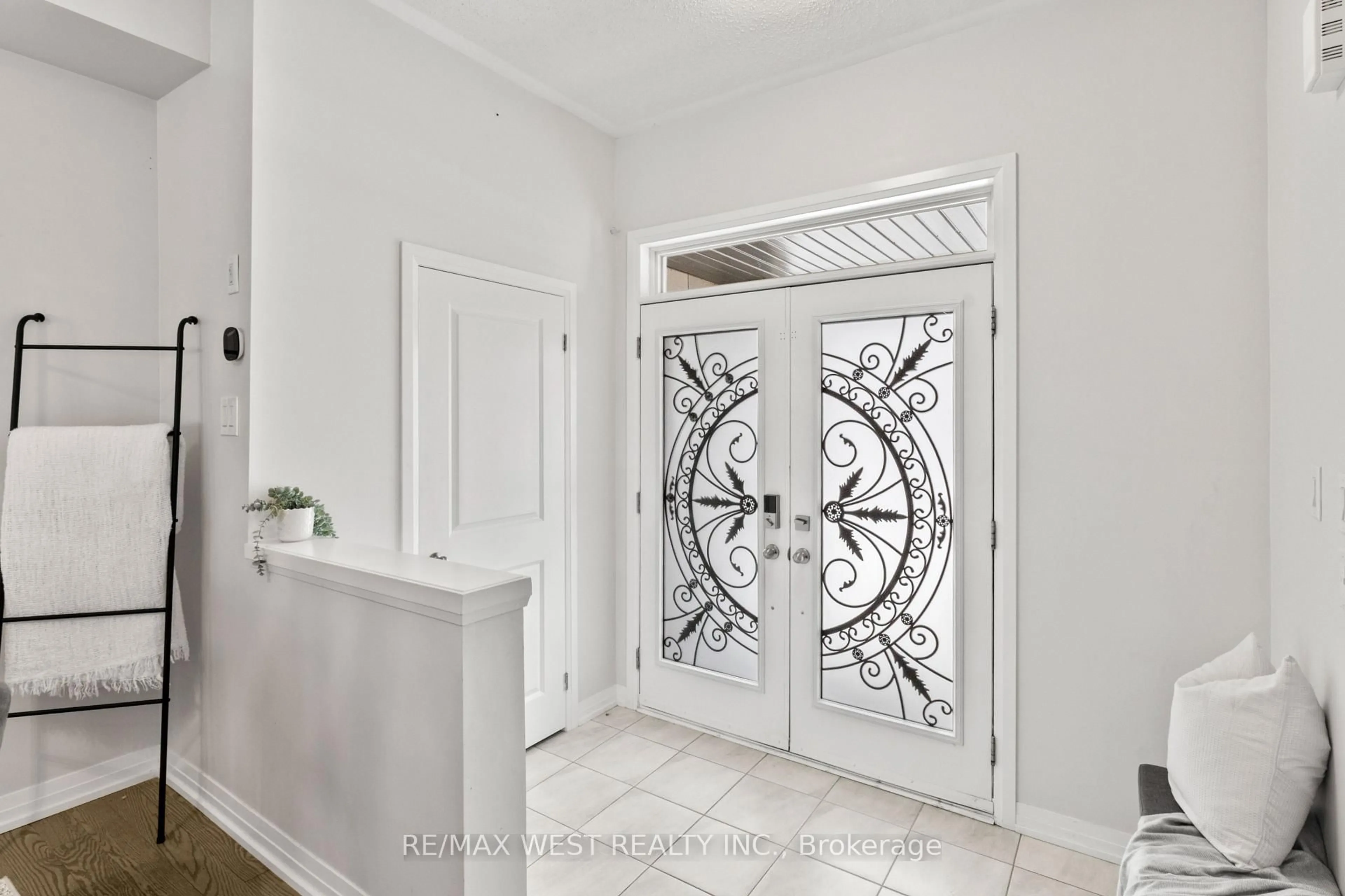 Indoor entryway for 145 East Shore Dr, Clarington Ontario L1C 1Z8