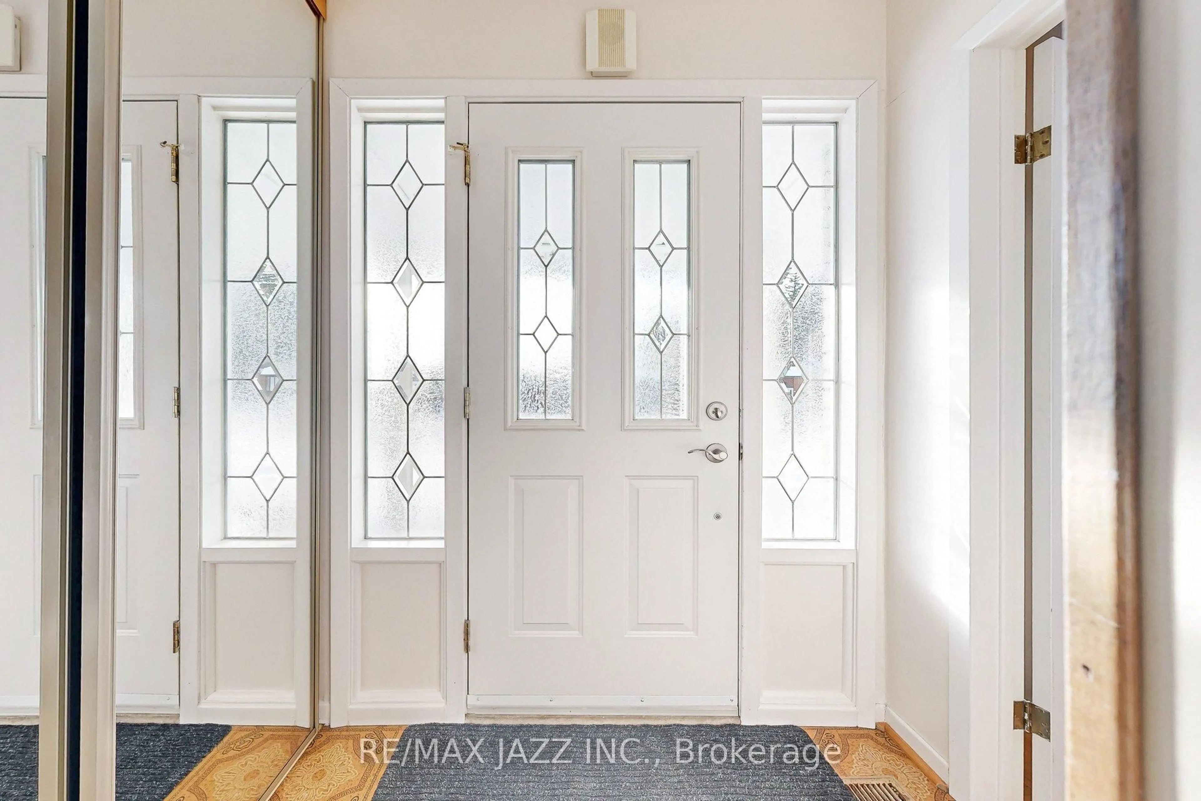 Indoor entryway for 5 Dingley Crt, Ajax Ontario L1S 6B5