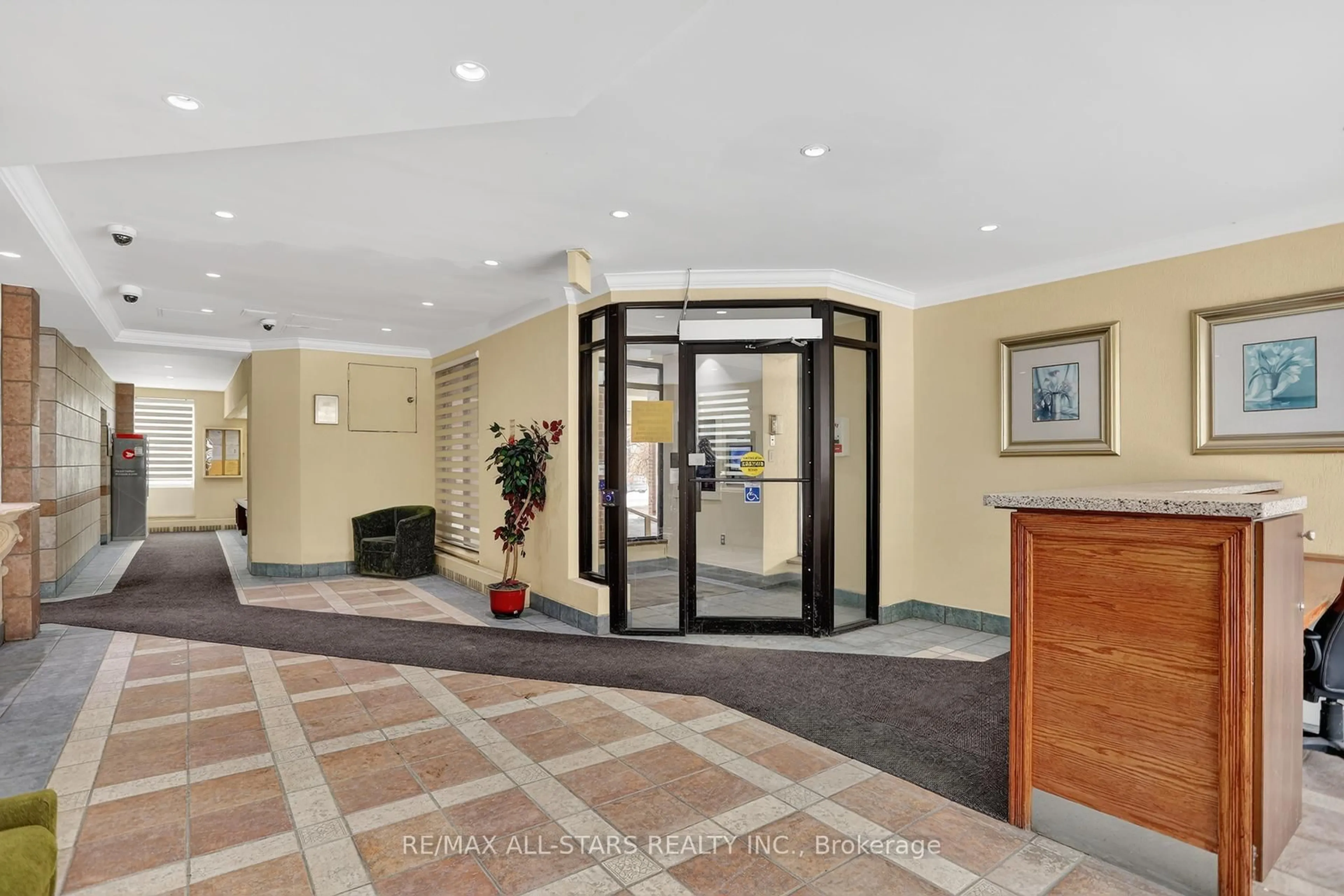 Indoor foyer for 90 Ling Rd #501, Toronto Ontario M1E 4Y3