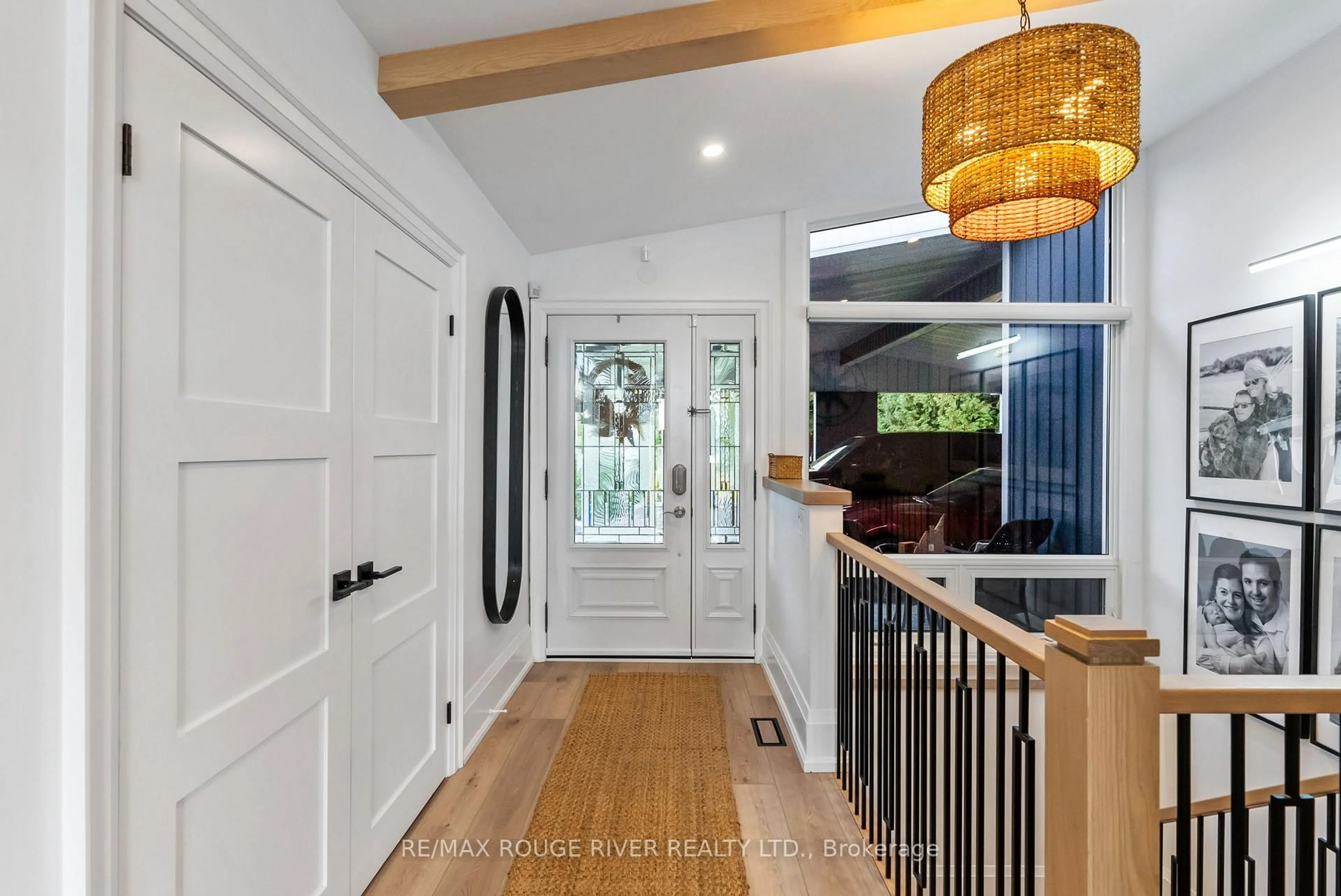 Indoor entryway for 6 Ambleside Dr, Scugog Ontario L9L 1B4