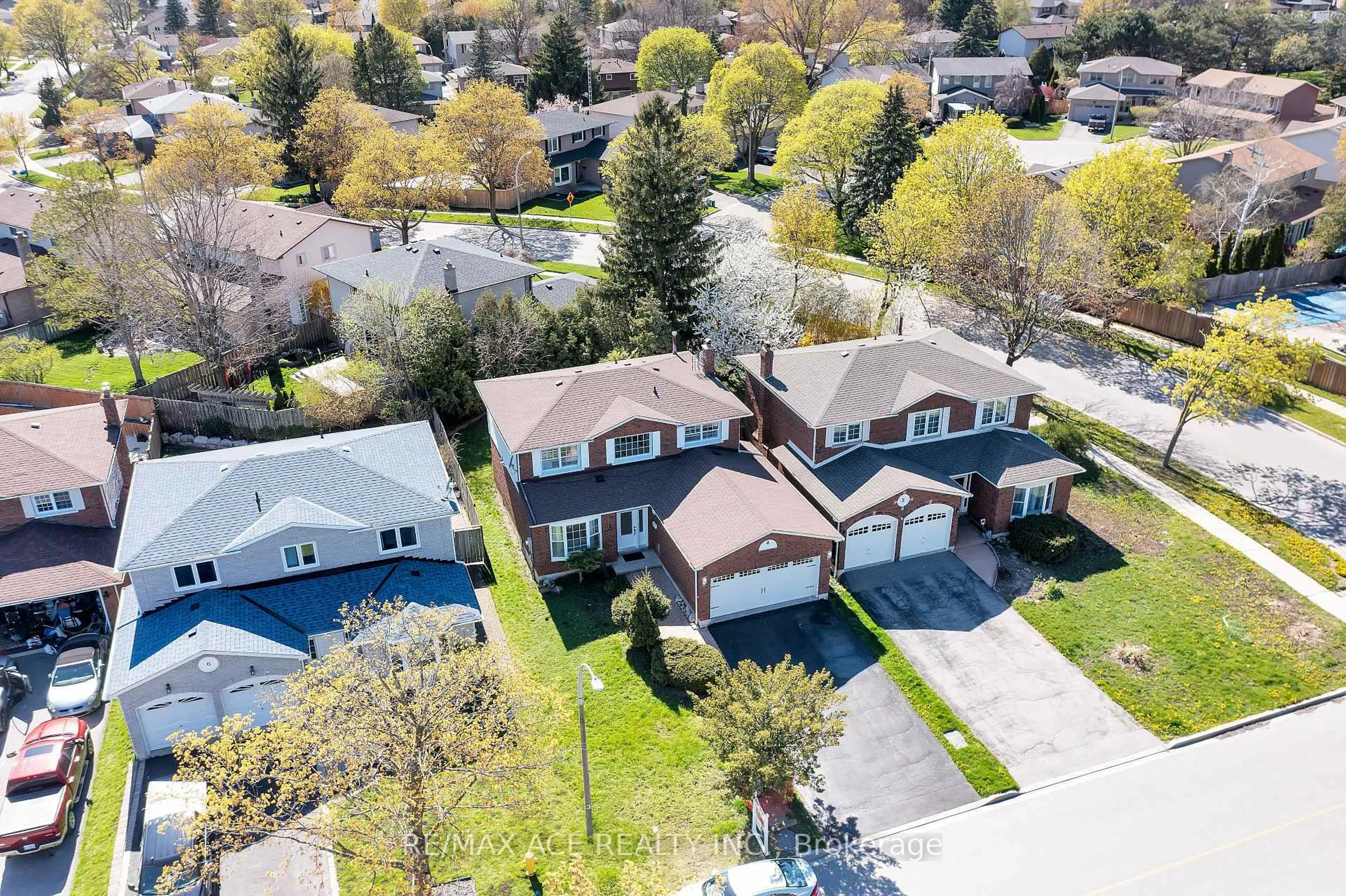 A pic from outside/outdoor area/front of a property/back of a property/a pic from drone, street for 4 Broughton Crt, Whitby Ontario L1N 6Y8
