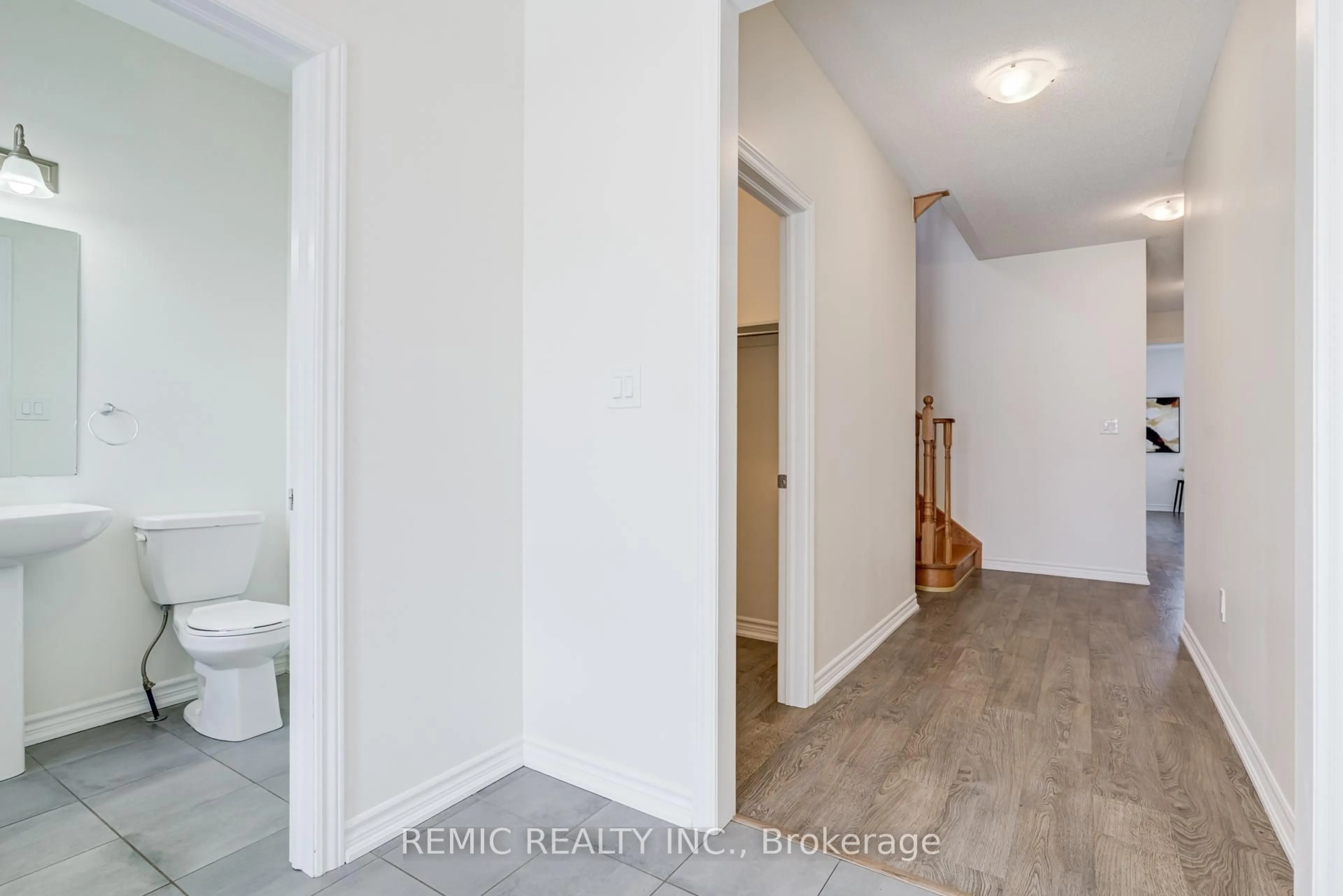 Indoor entryway for 163 Crombie St, Clarington Ontario L1C 4A6