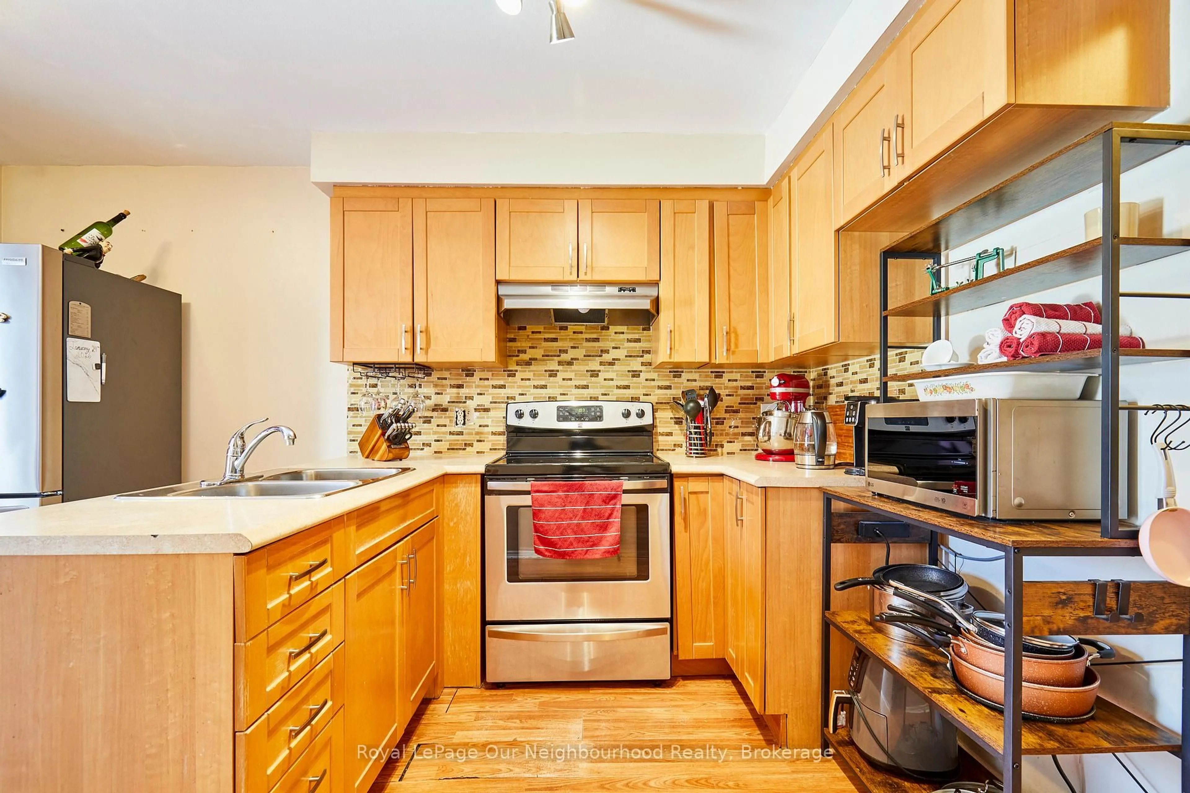 Standard kitchen, unknown for 127 Galbraith Crt, Clarington Ontario L1C 4P7
