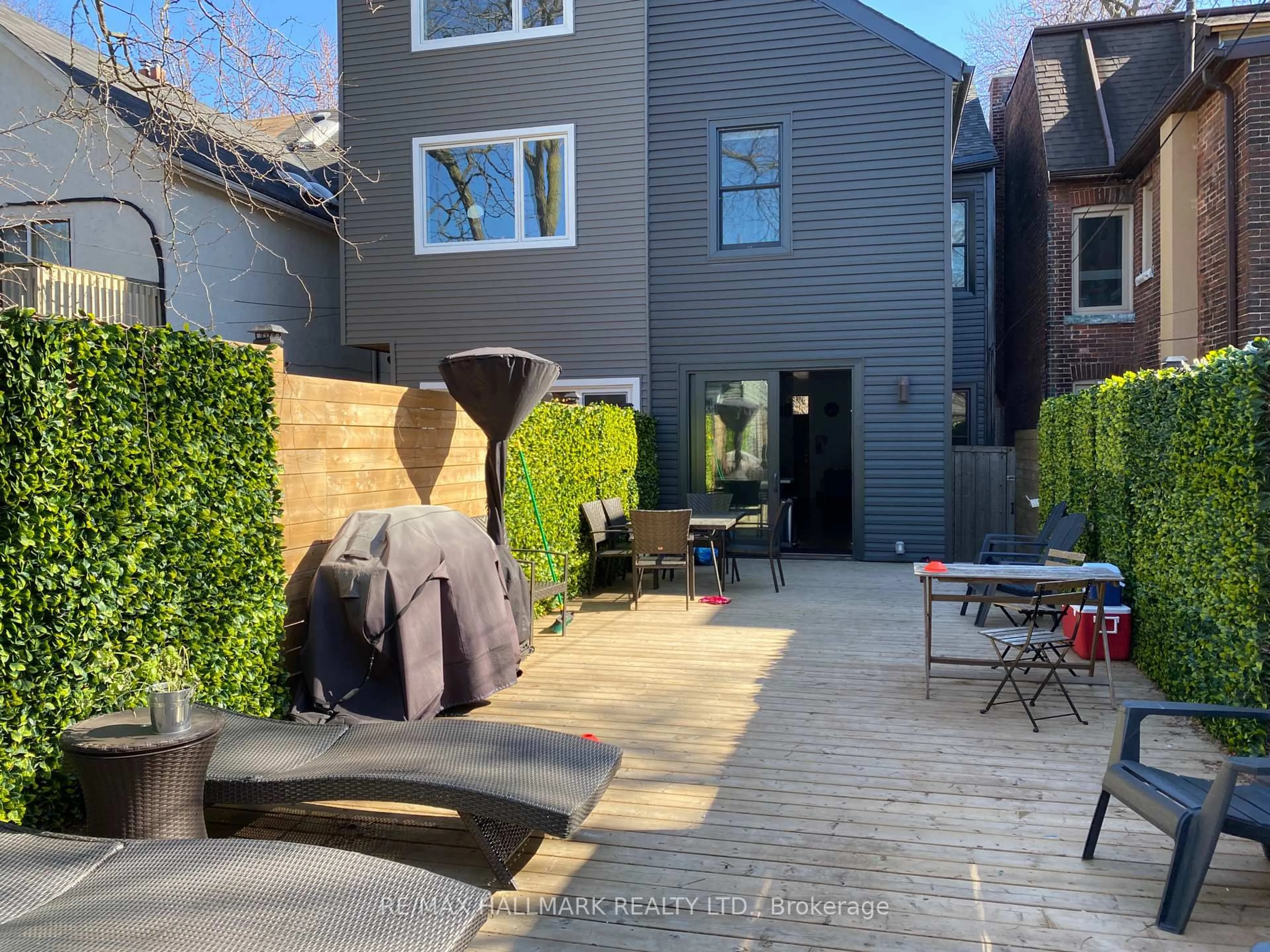 Patio, street for 132 First Ave, Toronto Ontario M4M 1X1