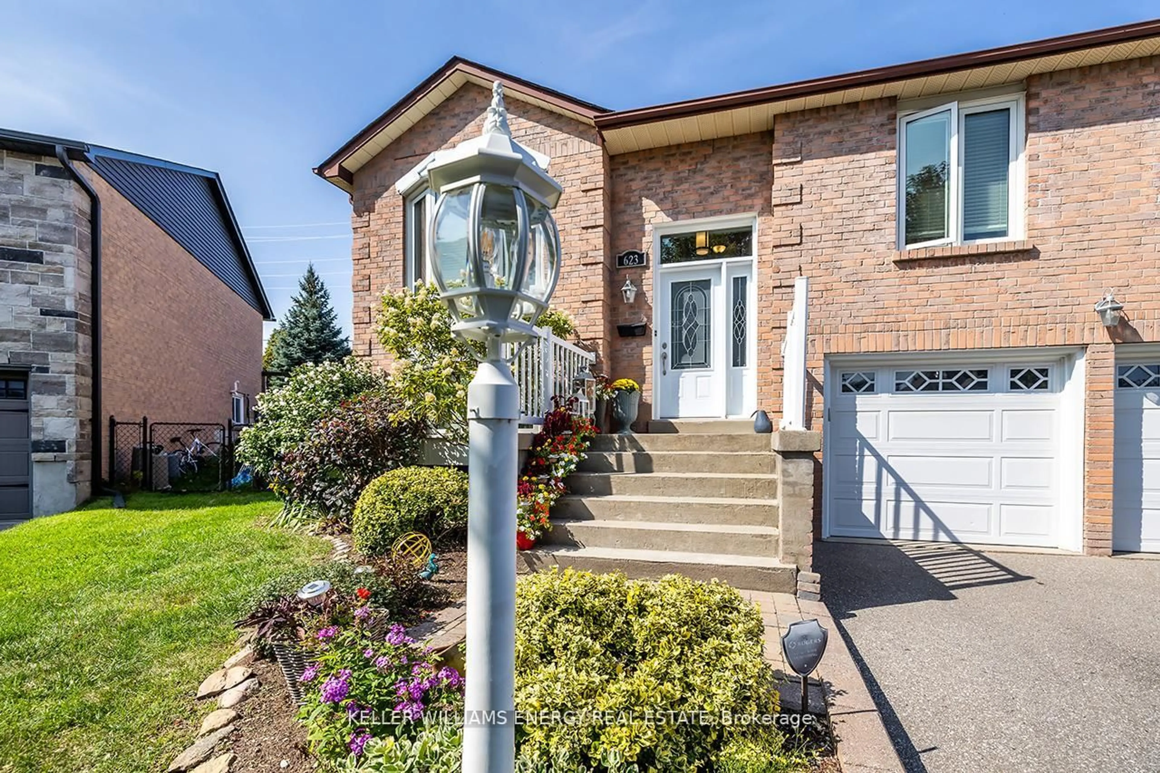 Home with brick exterior material, street for 623 Dunrobin Crt, Oshawa Ontario L1J 7P2