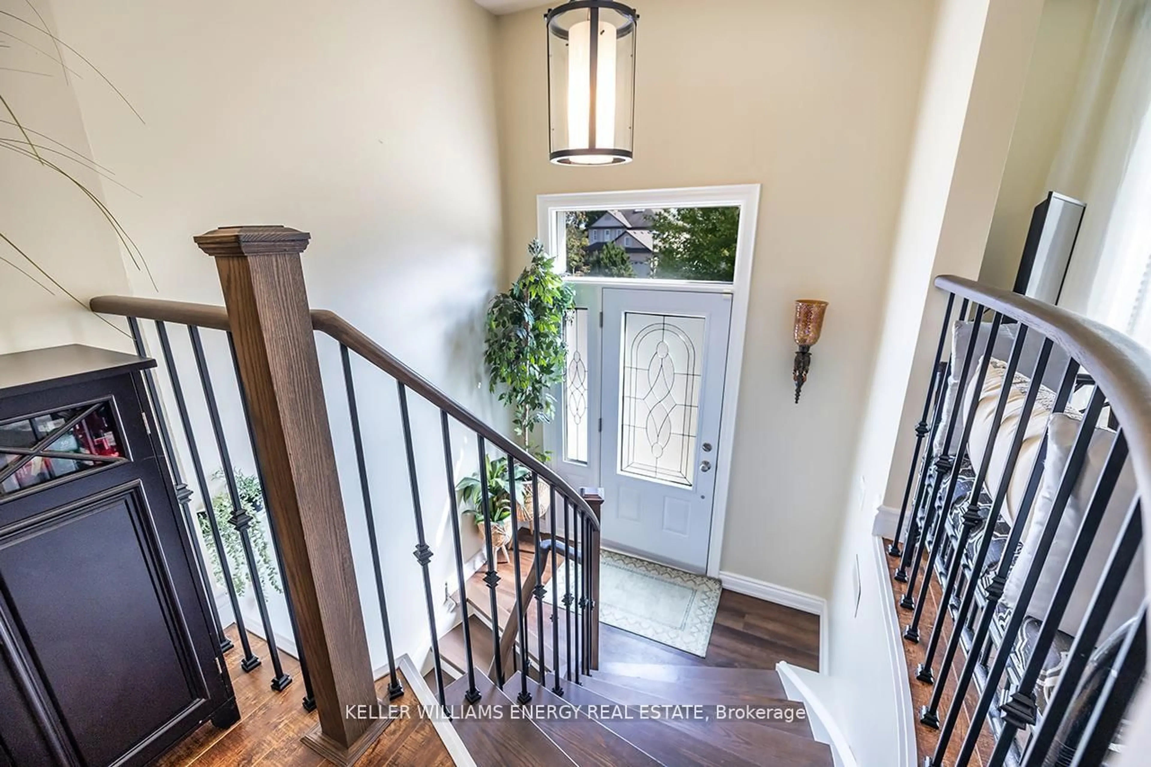 Indoor entryway for 623 Dunrobin Crt, Oshawa Ontario L1J 7P2