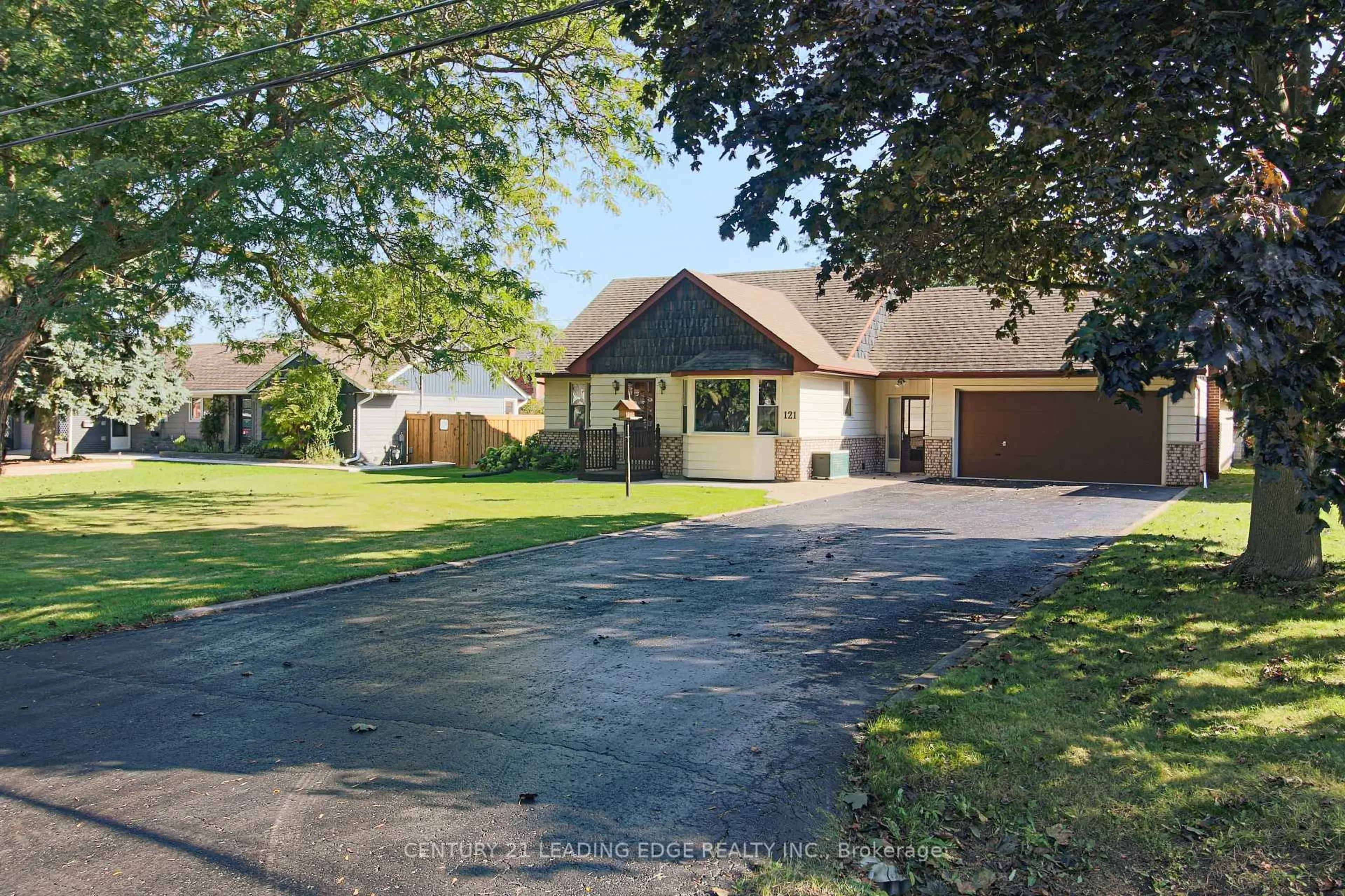 A pic from outside/outdoor area/front of a property/back of a property/a pic from drone, street for 121 Northview Ave, Whitby Ontario L1N 2G8