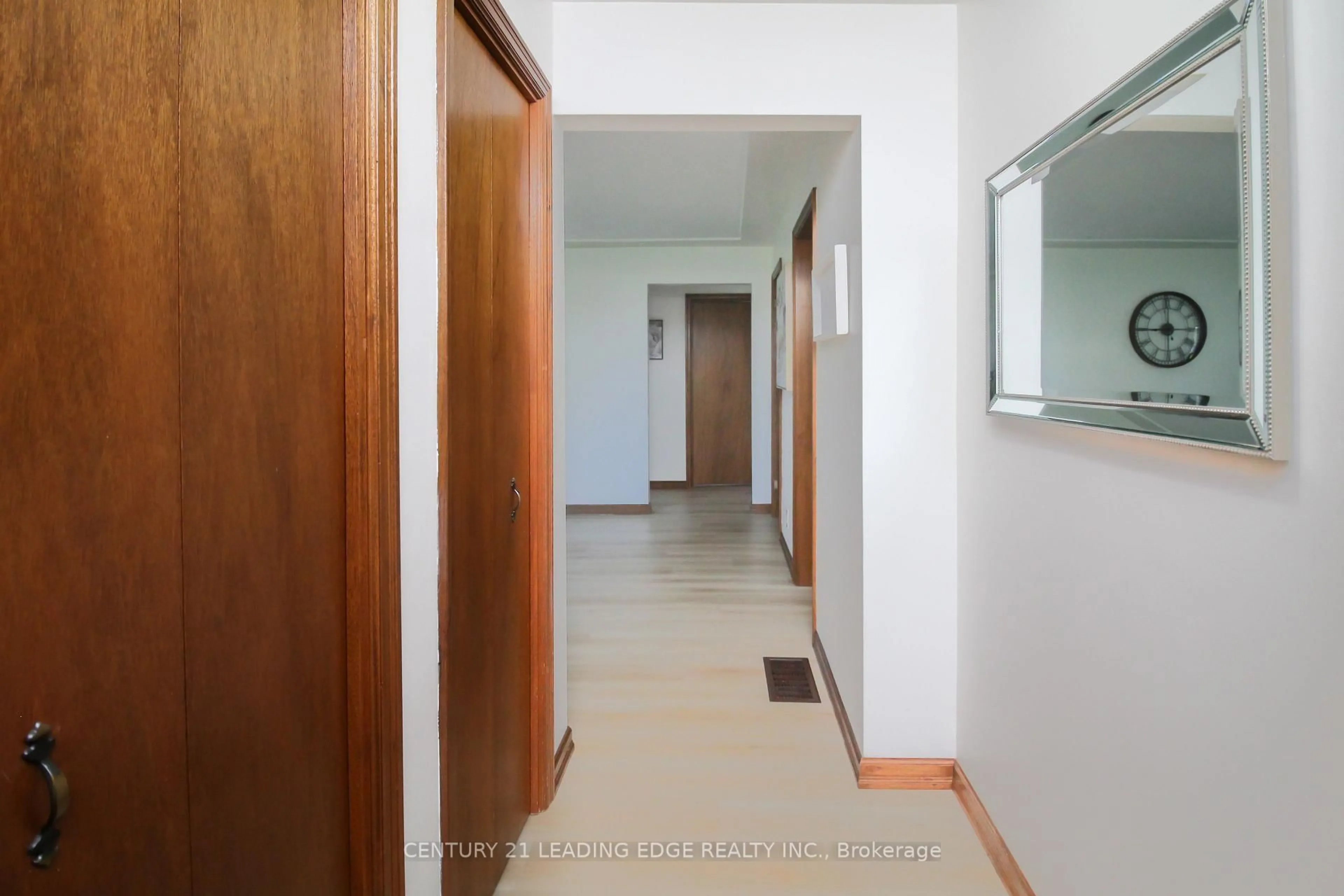 Indoor foyer for 121 Northview Ave, Whitby Ontario L1N 2G8