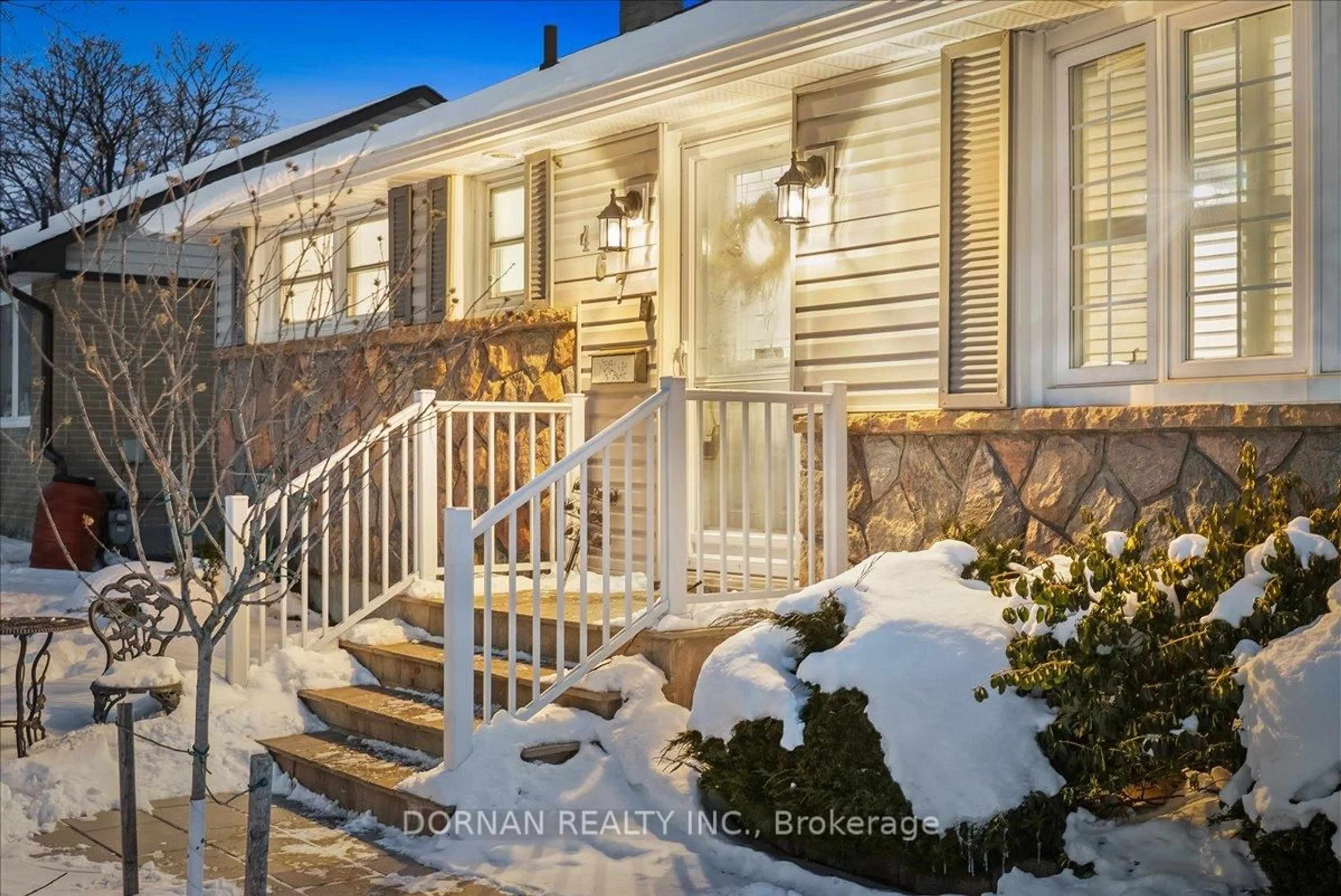 Indoor entryway for 467 Fernhill Blvd, Oshawa Ontario L1J 5J6