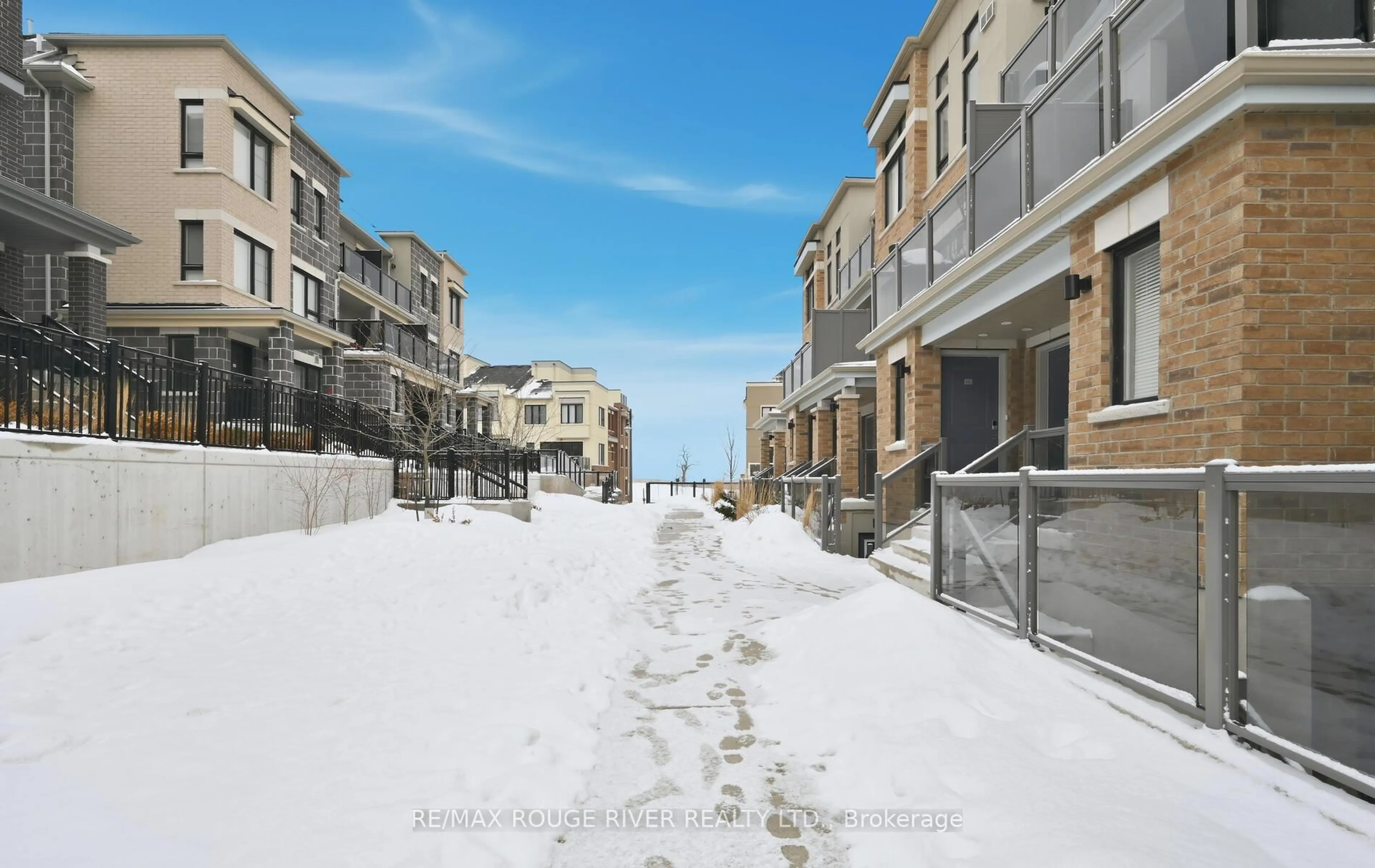 Patio, street for 33D Lookout Dr, Clarington Ontario L1C 7G1