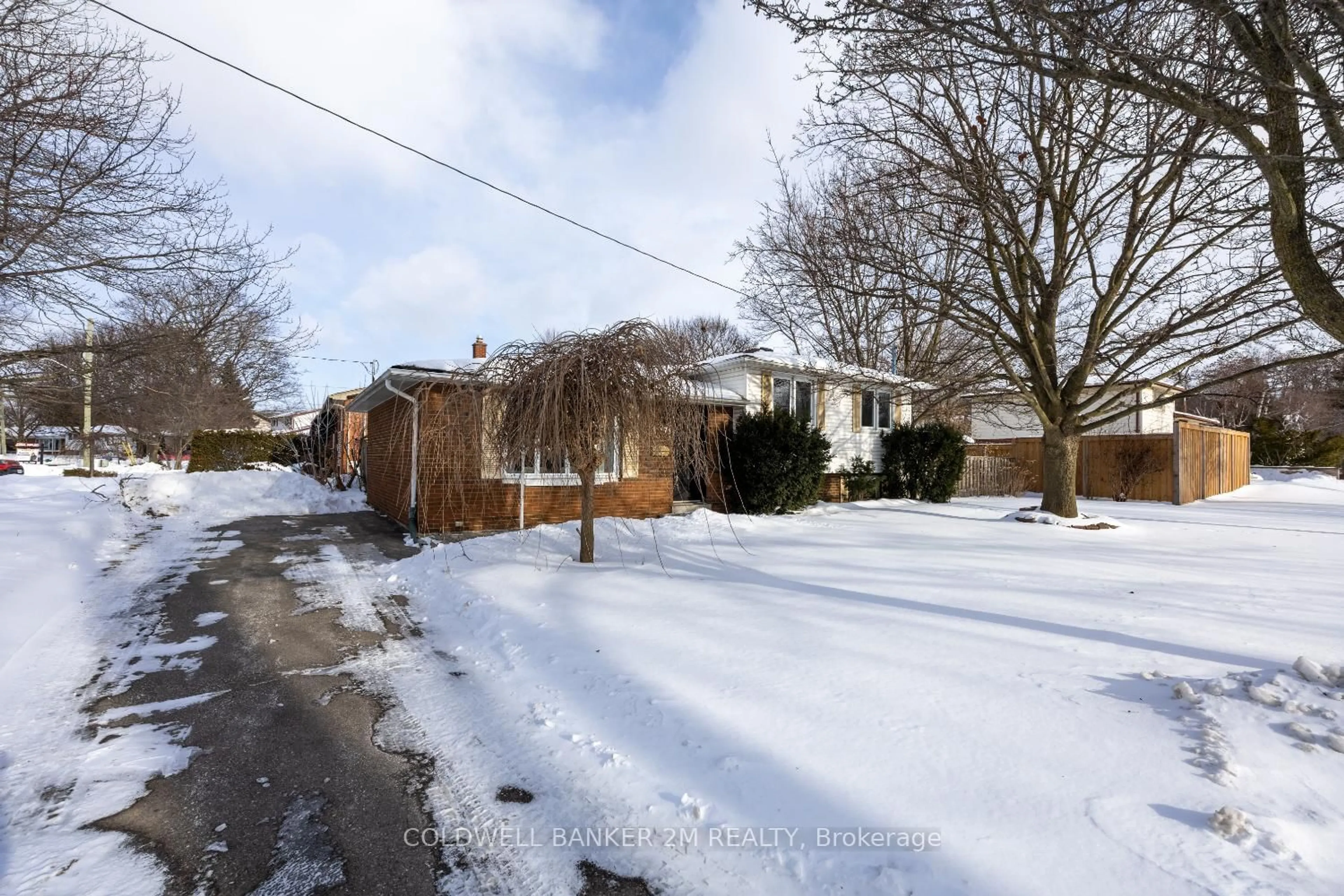 A pic from outside/outdoor area/front of a property/back of a property/a pic from drone, street for 1076 Carolyn Ave, Oshawa Ontario L1H 2Y5