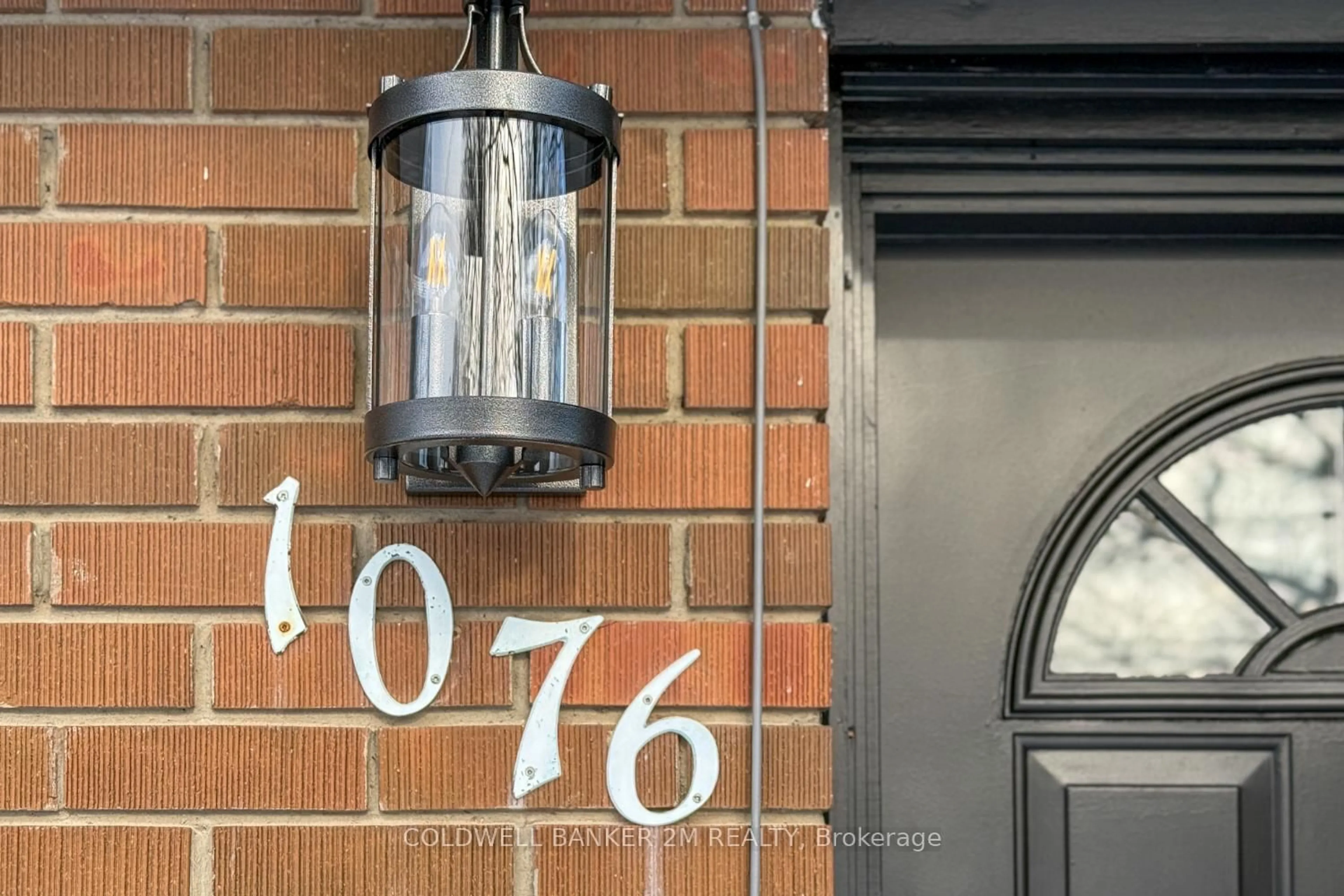 Indoor entryway for 1076 Carolyn Ave, Oshawa Ontario L1H 2Y5