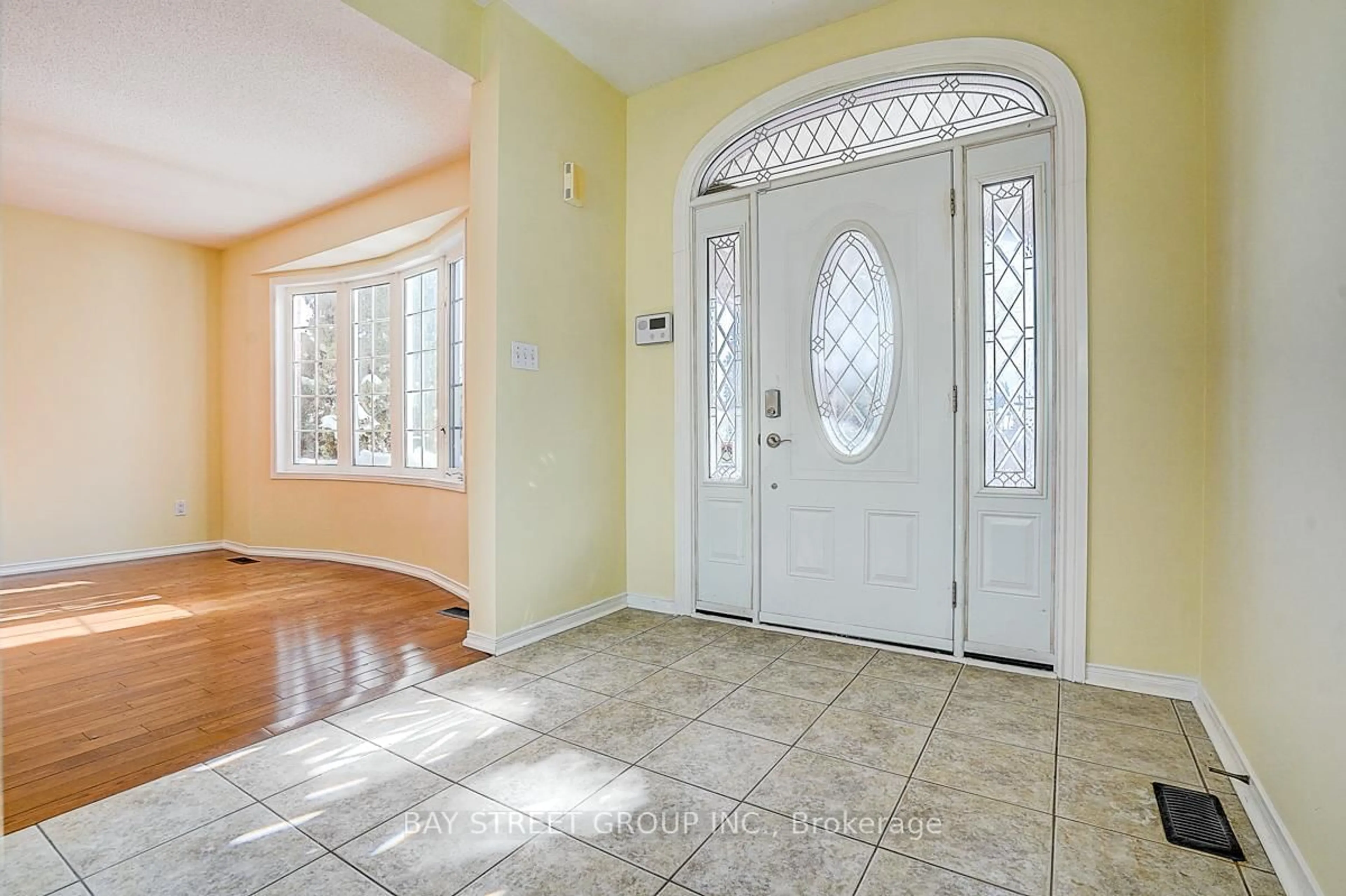 Indoor entryway for 1021 Trail Valley Dr, Oshawa Ontario L1K 2W3