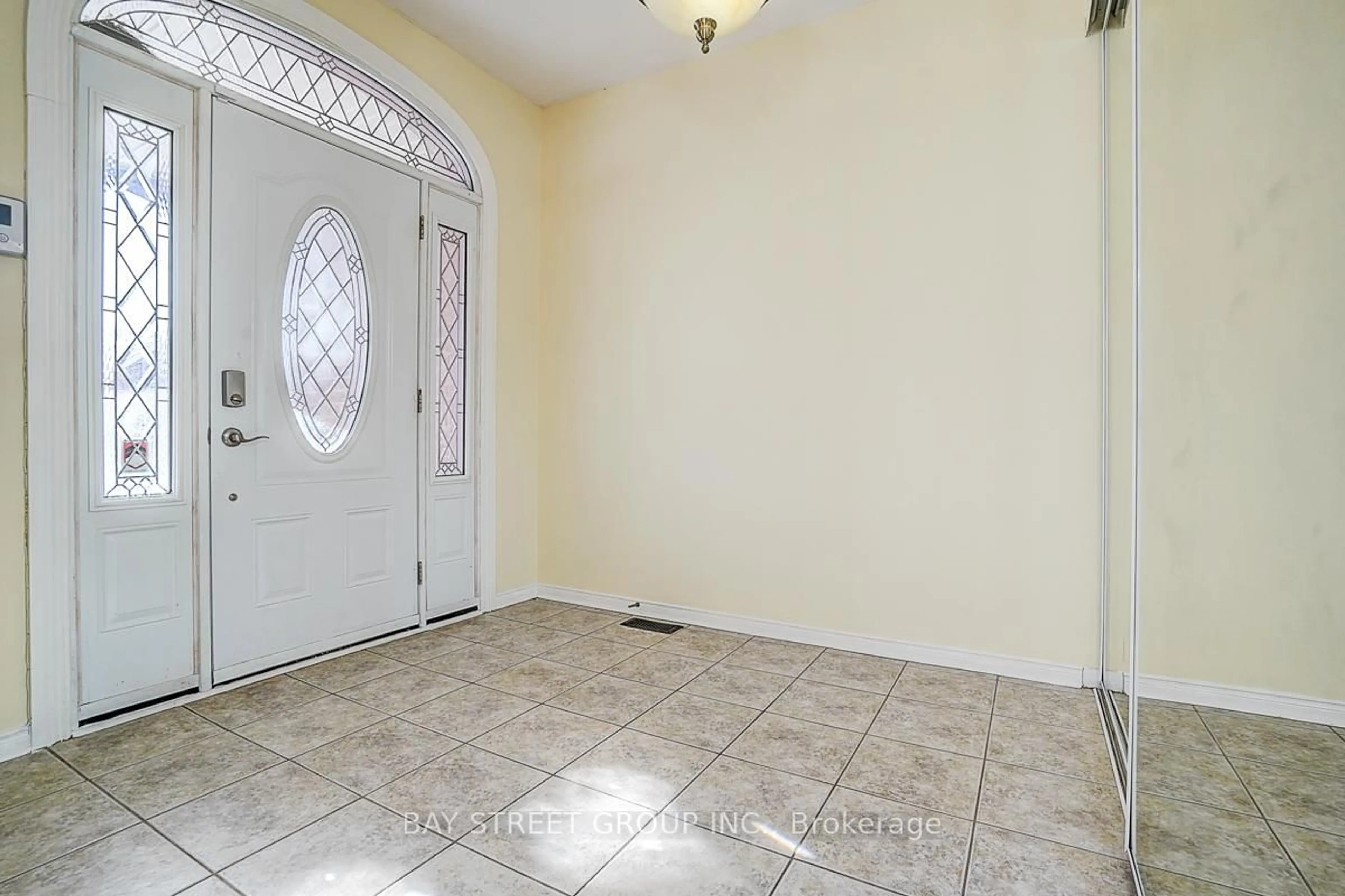 Indoor entryway for 1021 Trail Valley Dr, Oshawa Ontario L1K 2W3