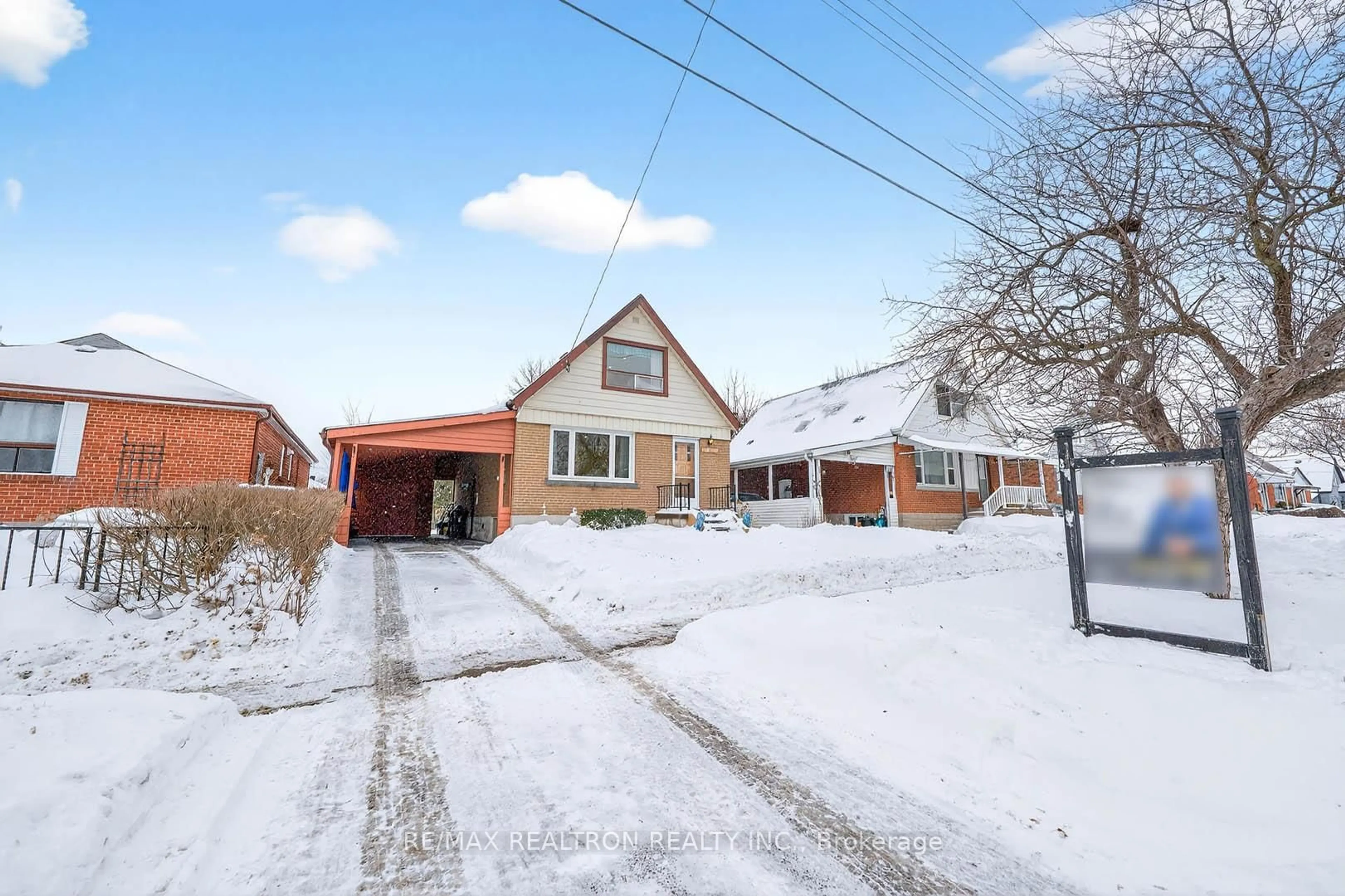 A pic from outside/outdoor area/front of a property/back of a property/a pic from drone, street for 25 Merryfield Dr, Toronto Ontario M1P 1J3