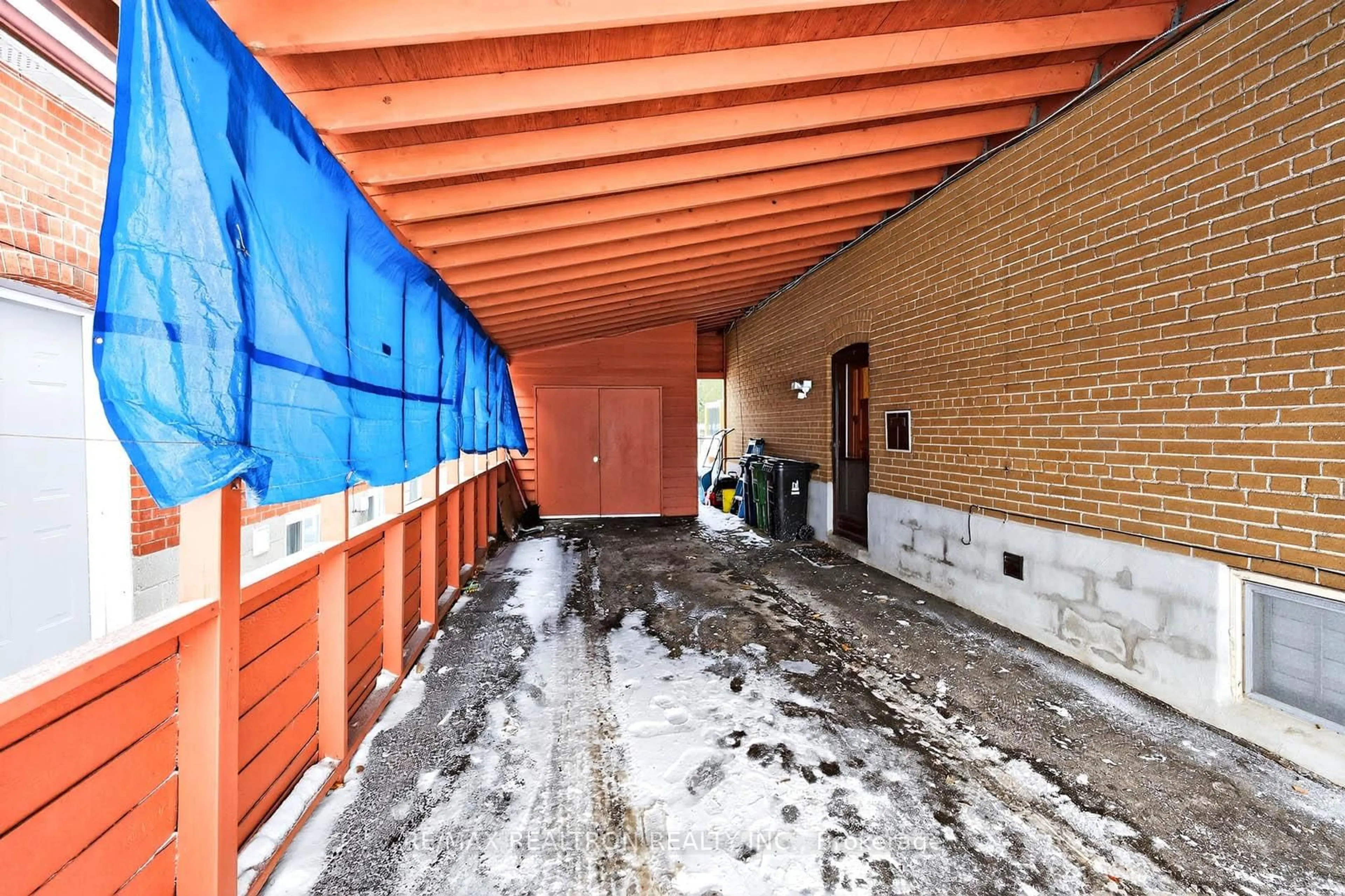 Indoor foyer for 25 Merryfield Dr, Toronto Ontario M1P 1J3