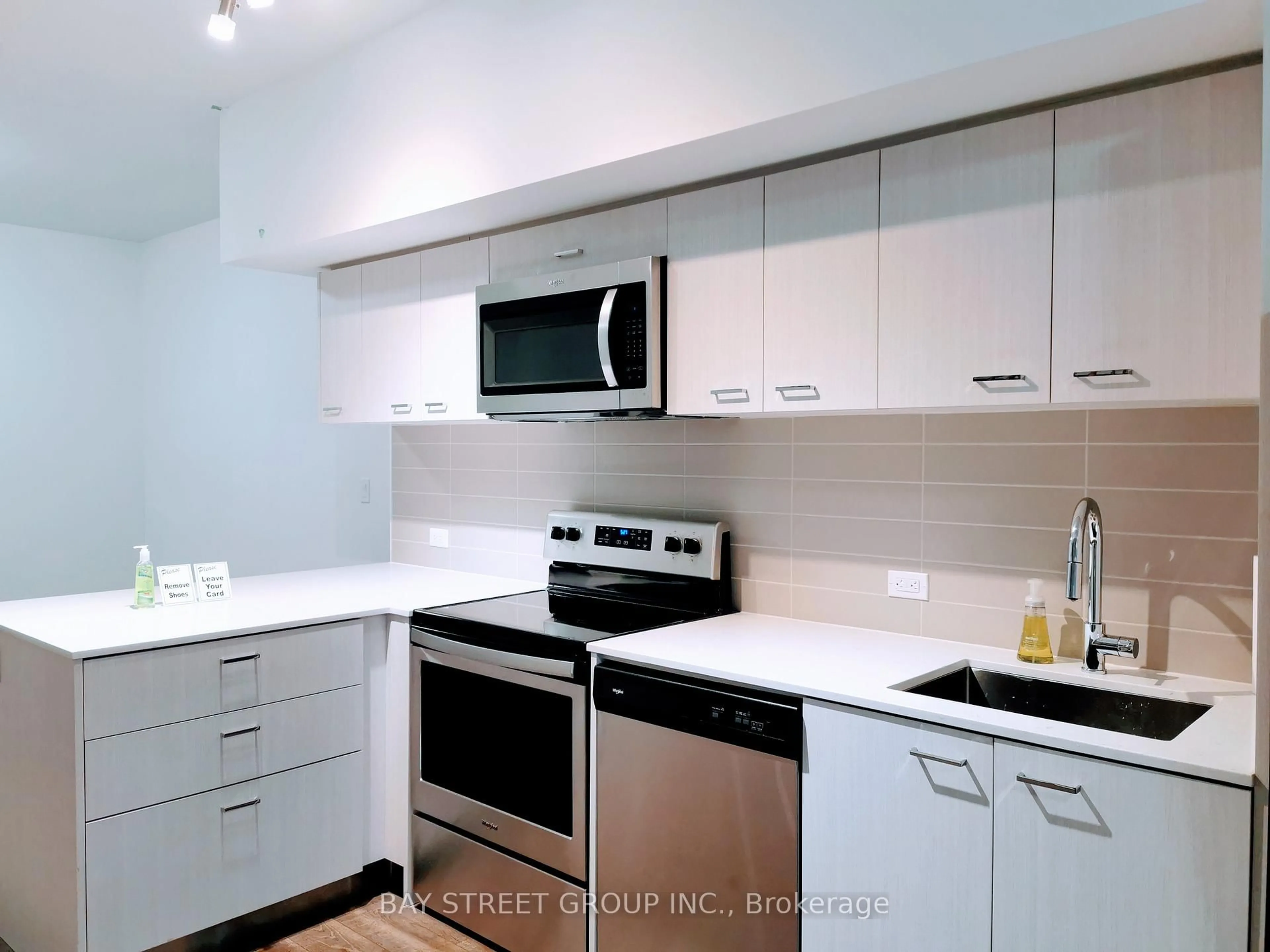 Standard kitchen, unknown for 10 Echo Pt #119, Toronto Ontario M1W 0A7