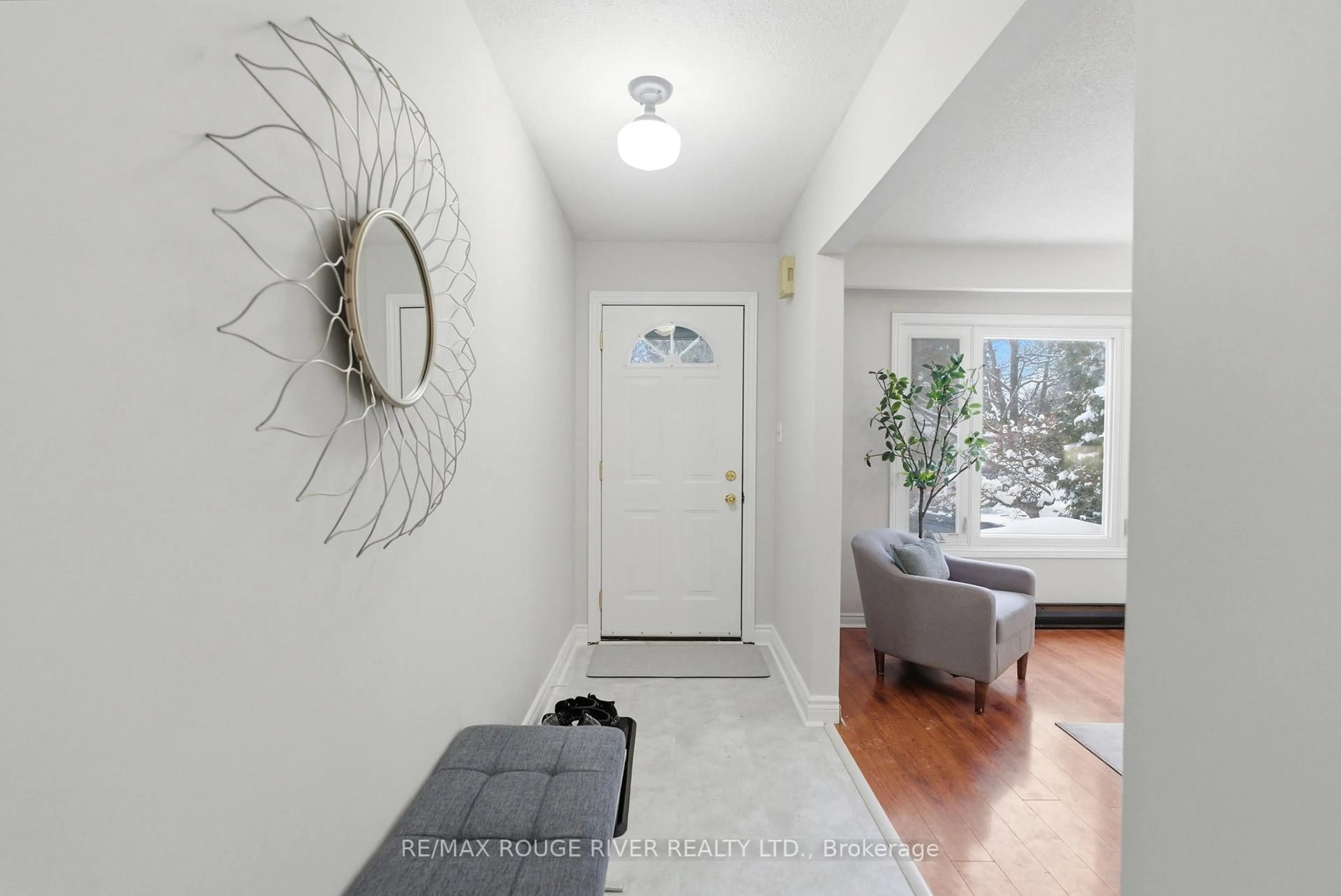 Indoor entryway for 610 Bermuda Crt, Oshawa Ontario L1J 6J6