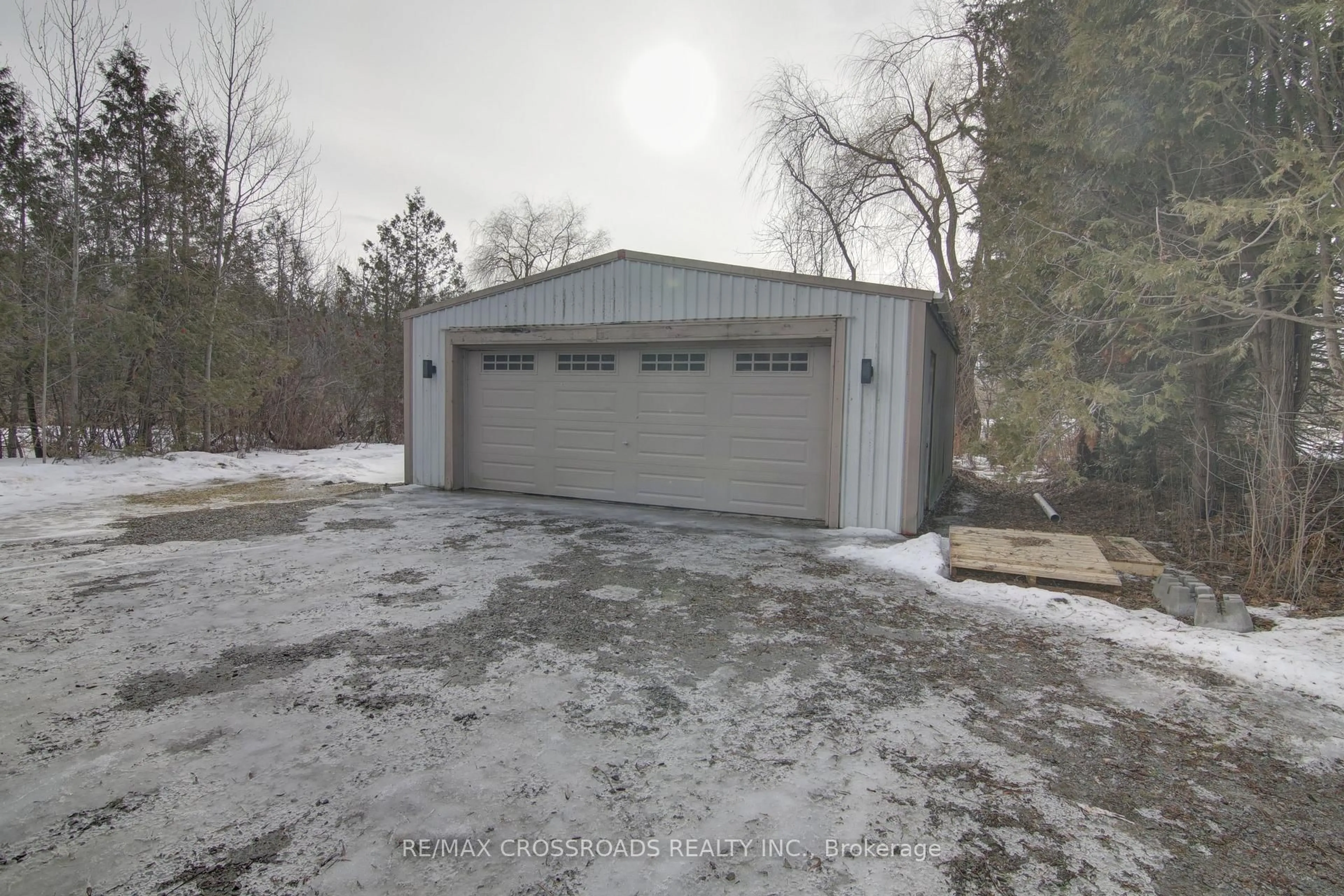 Indoor garage for 8 Williams Point Rd, Scugog Ontario L0B 1E0