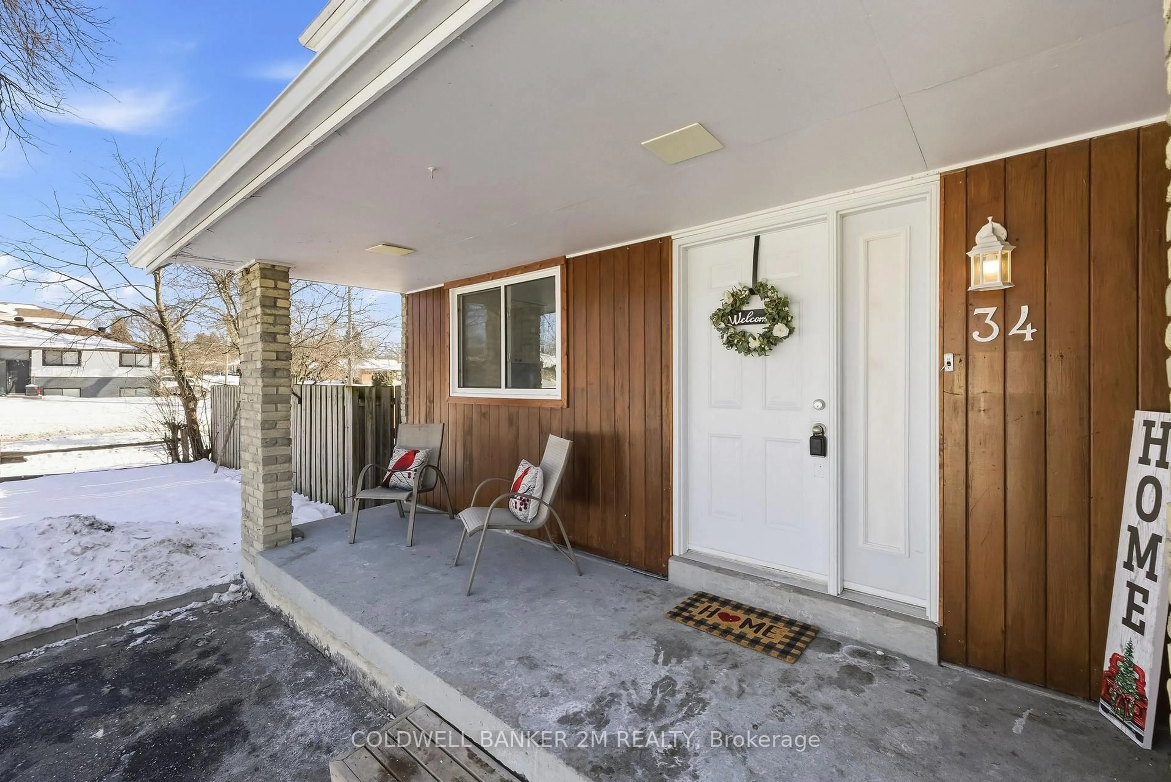 Indoor entryway for 34 Jermyn St, Whitby Ontario L1N 5M5