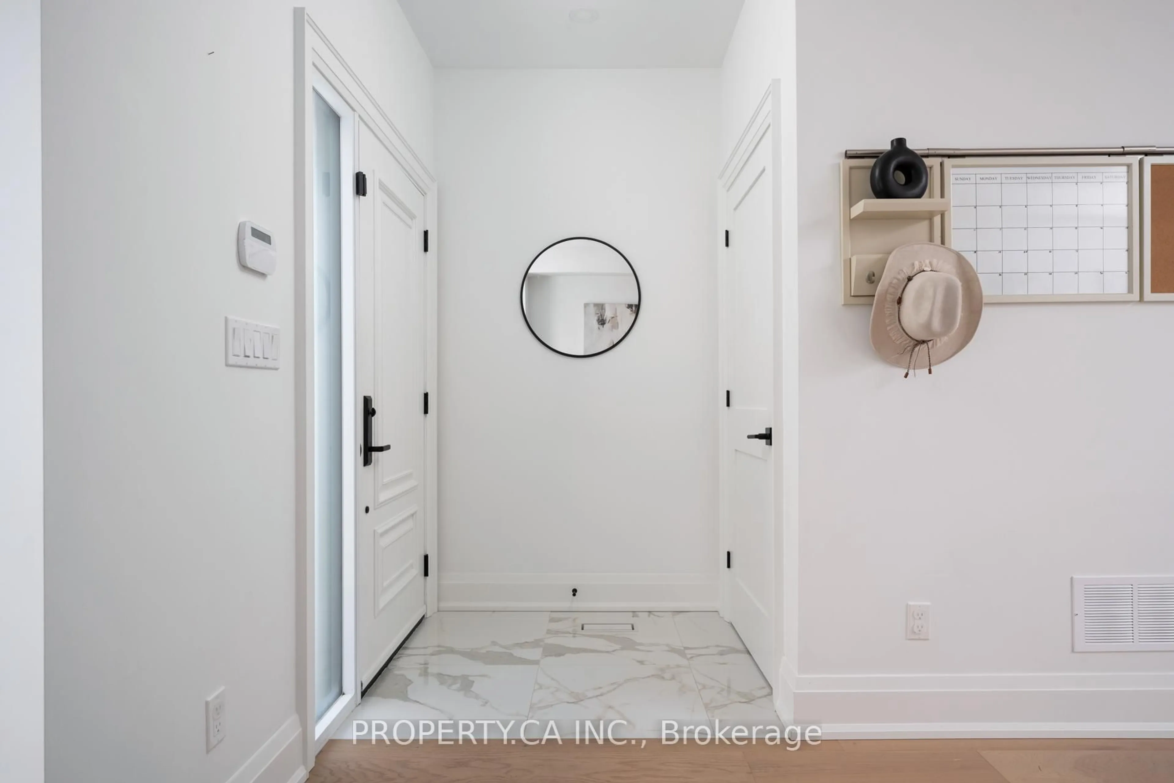 Indoor entryway for 15 Marilyn Cres, Toronto Ontario M4B 3C5