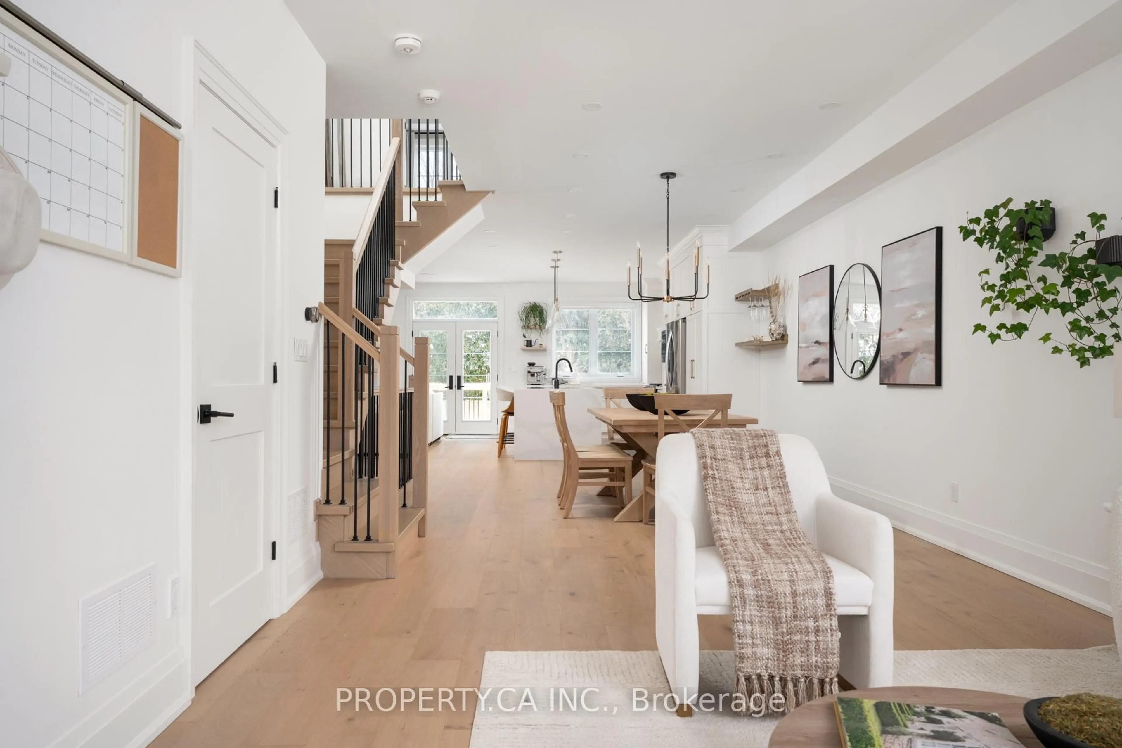 Indoor entryway for 15 Marilyn Cres, Toronto Ontario M4B 3C5