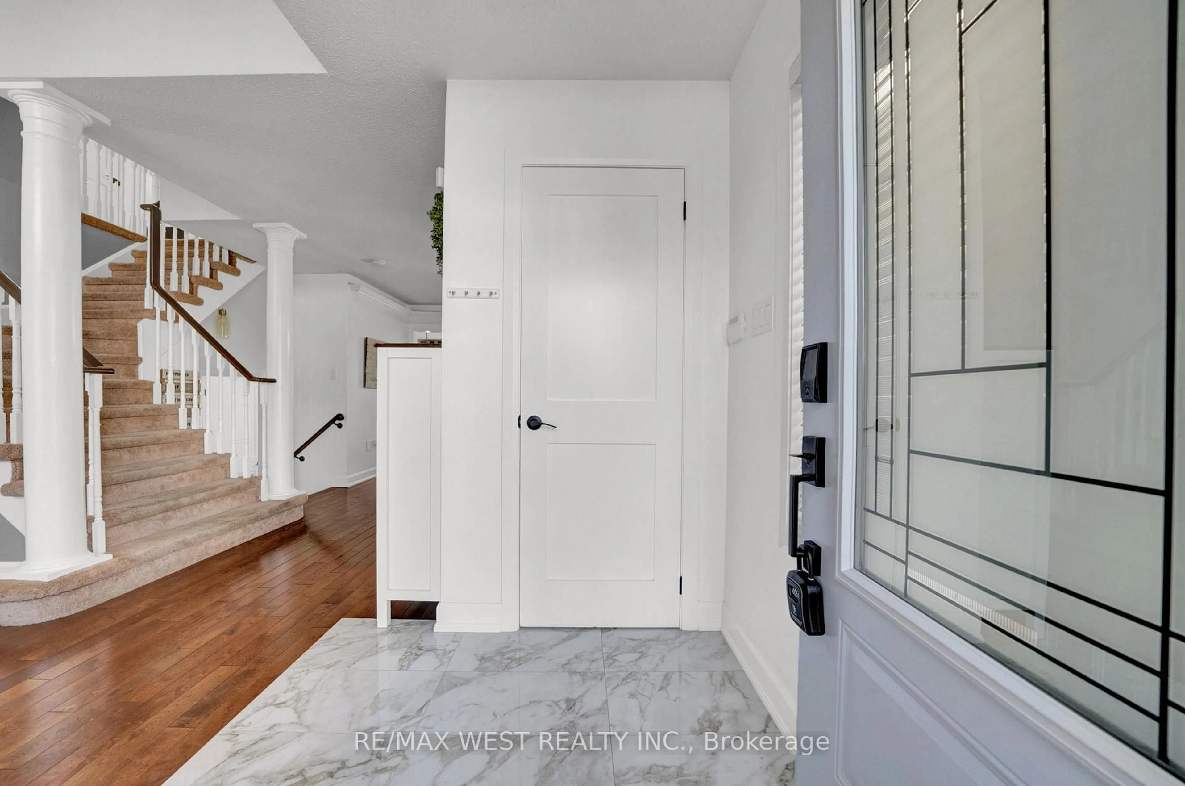 Indoor entryway for 1436 Bridgeport St, Oshawa Ontario L1K 2P5