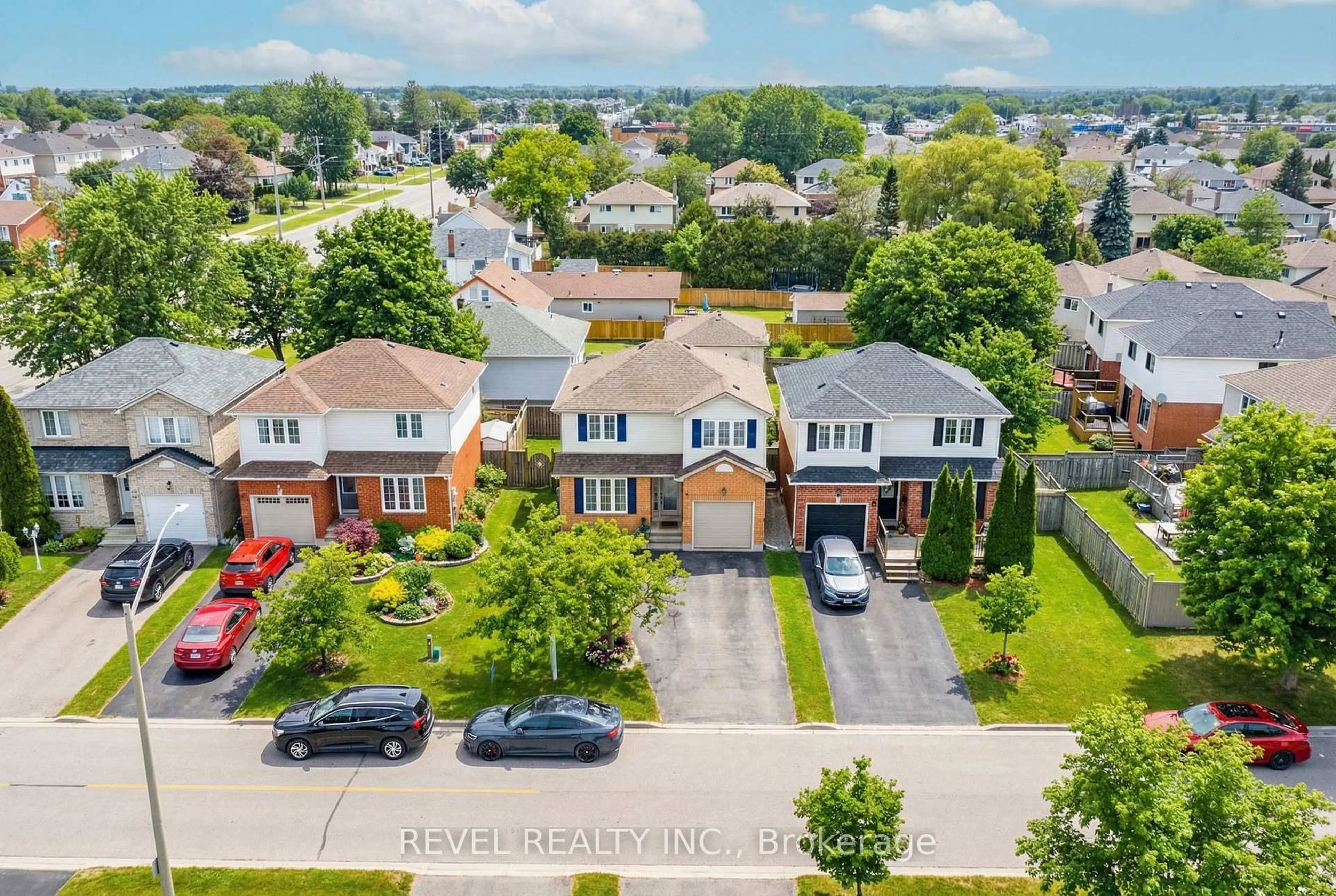 A pic from outside/outdoor area/front of a property/back of a property/a pic from drone, street for 10 Barron Crt, Clarington Ontario L1E 3G2