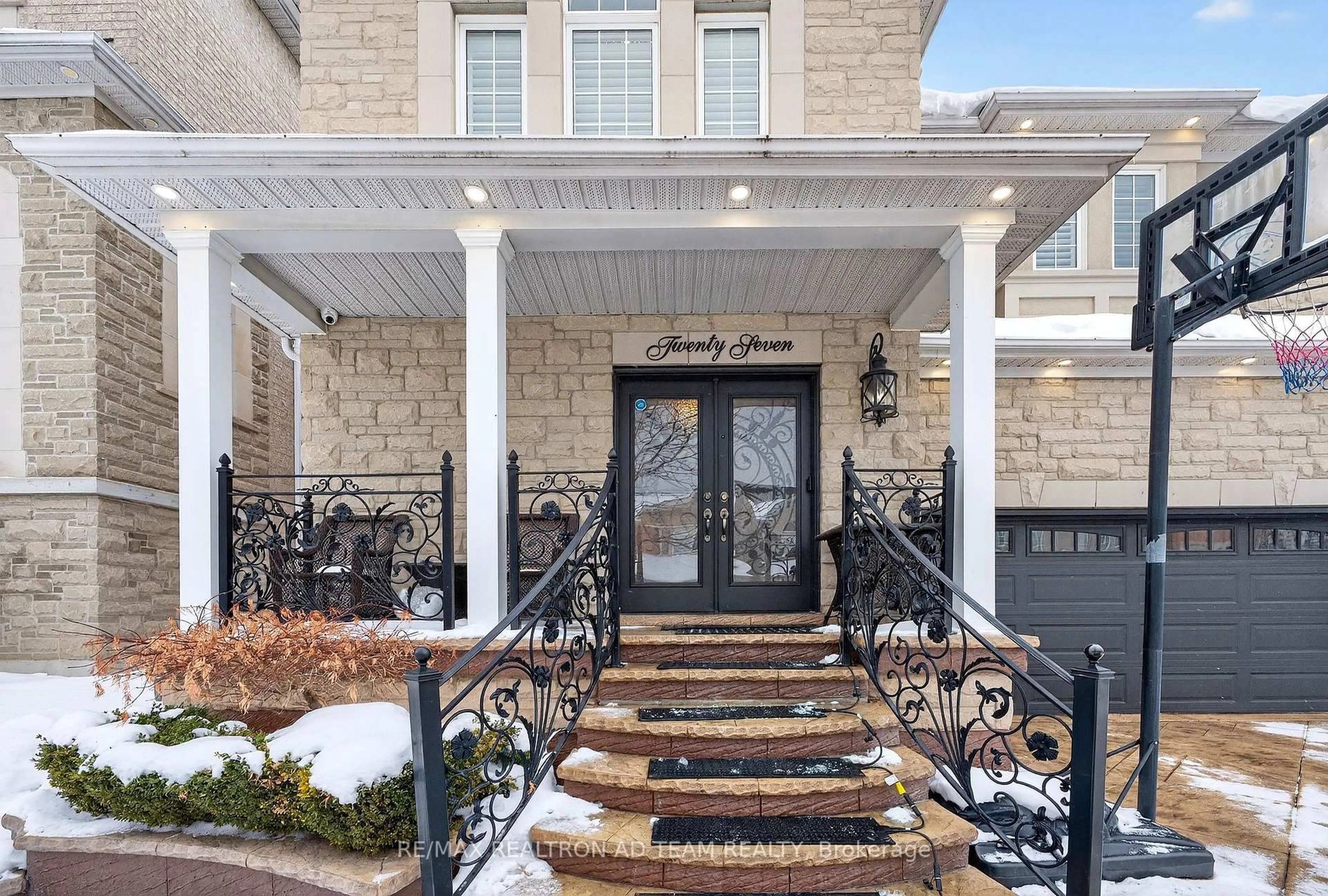 Indoor entryway for 27 Darlet Ave, Ajax Ontario L1Z 0G4