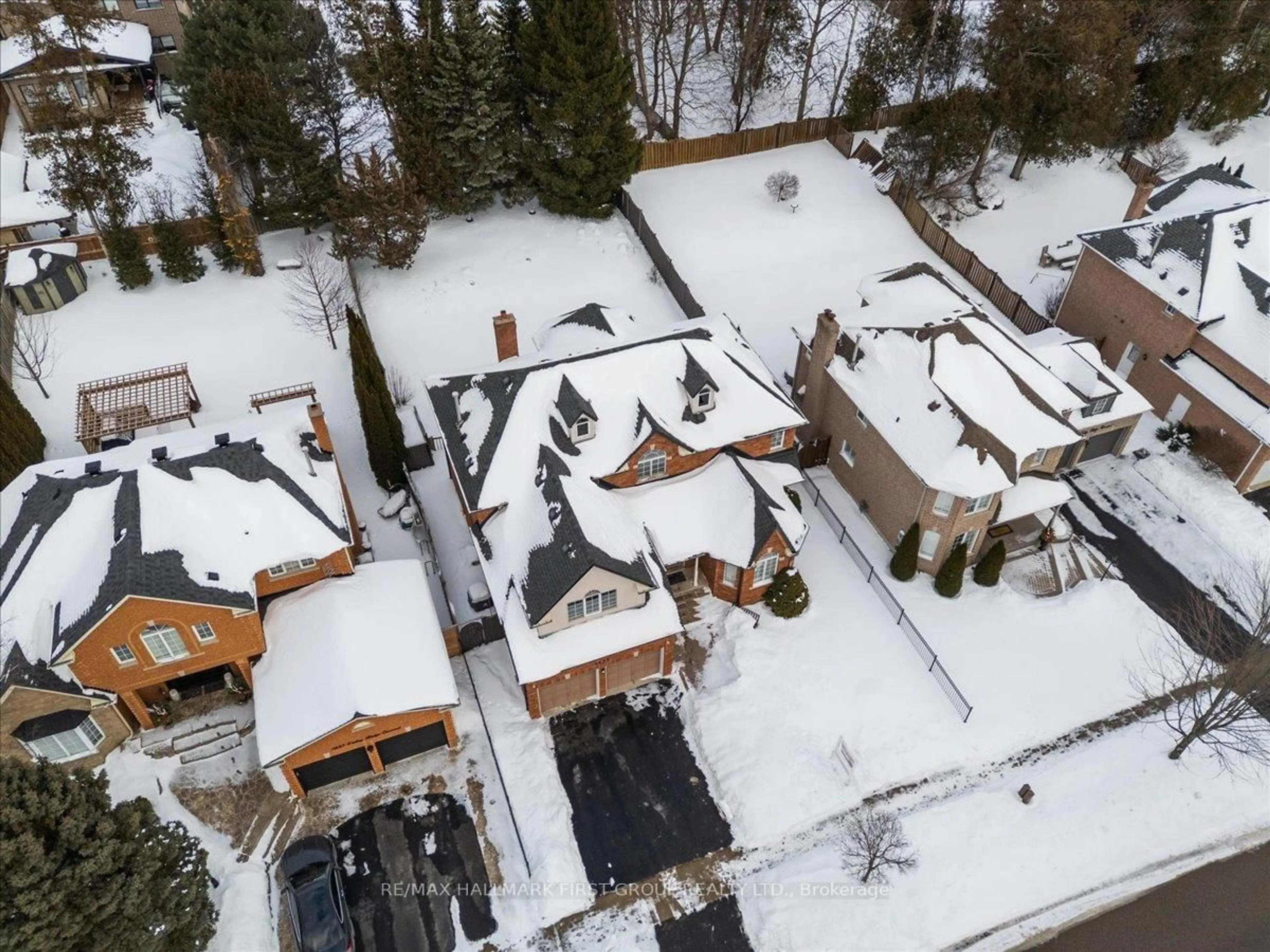 A pic from outside/outdoor area/front of a property/back of a property/a pic from drone, street for 1633 Valley Ridge Cres, Pickering Ontario L1V 6S5