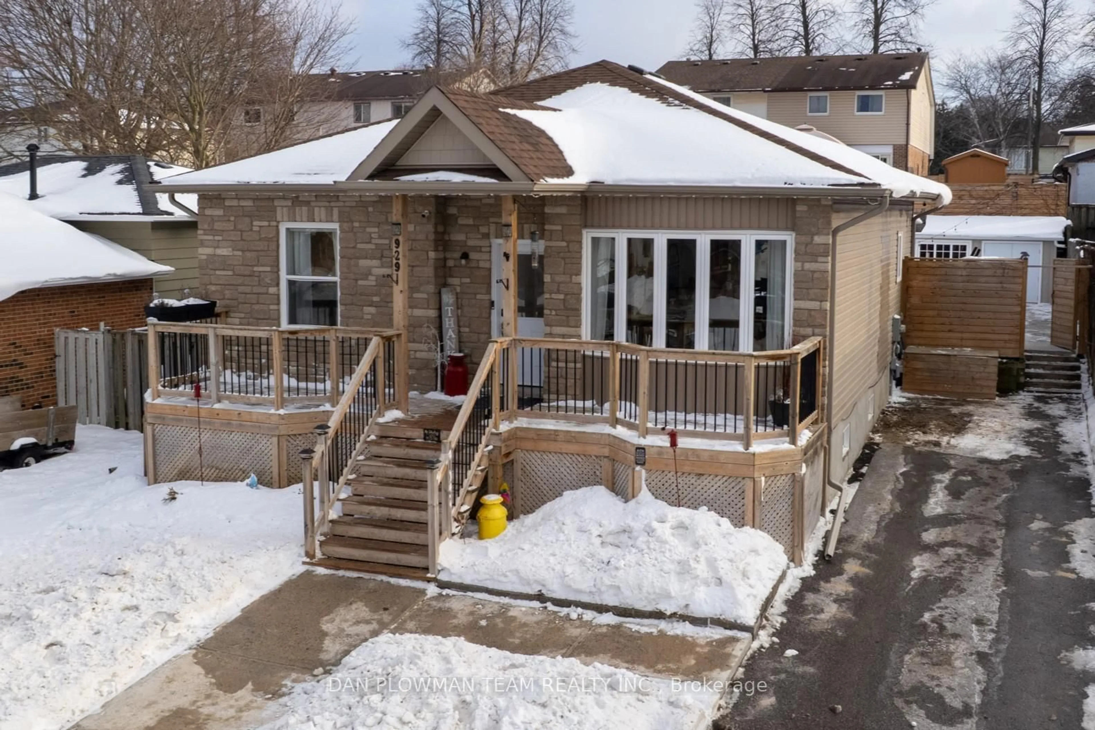 Unknown for 929 Dublin St, Whitby Ontario L1N 1Y9