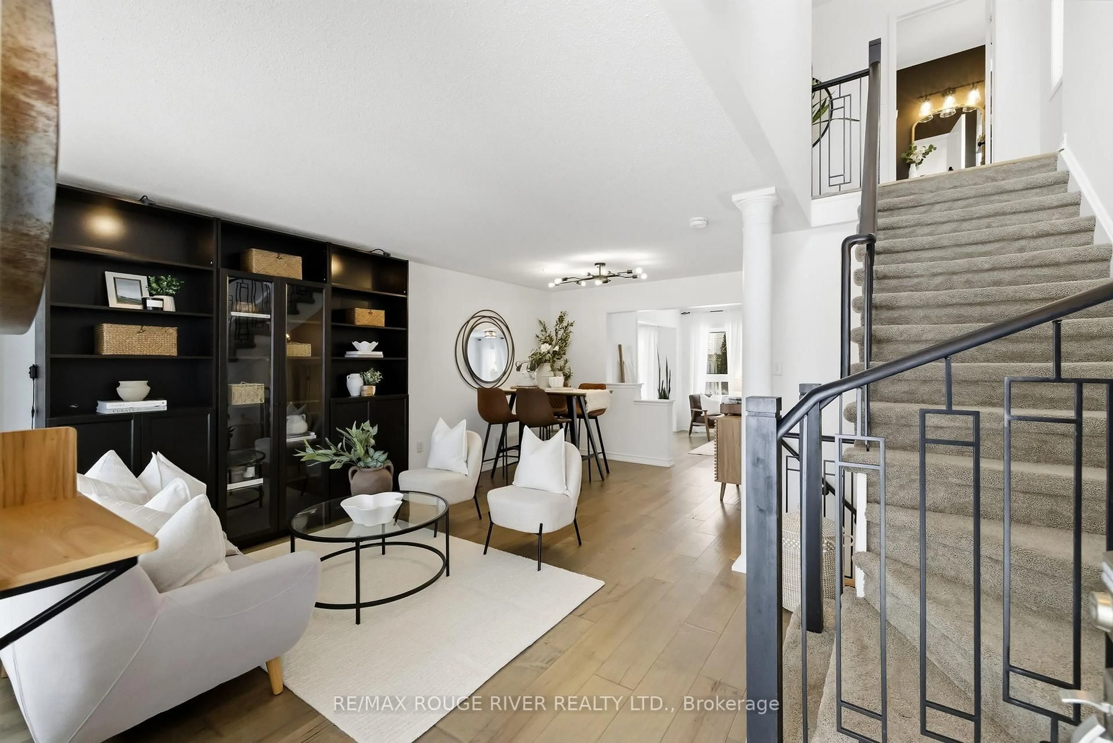 Indoor entryway for 1377 Dumont St, Oshawa Ontario L1K 2V3