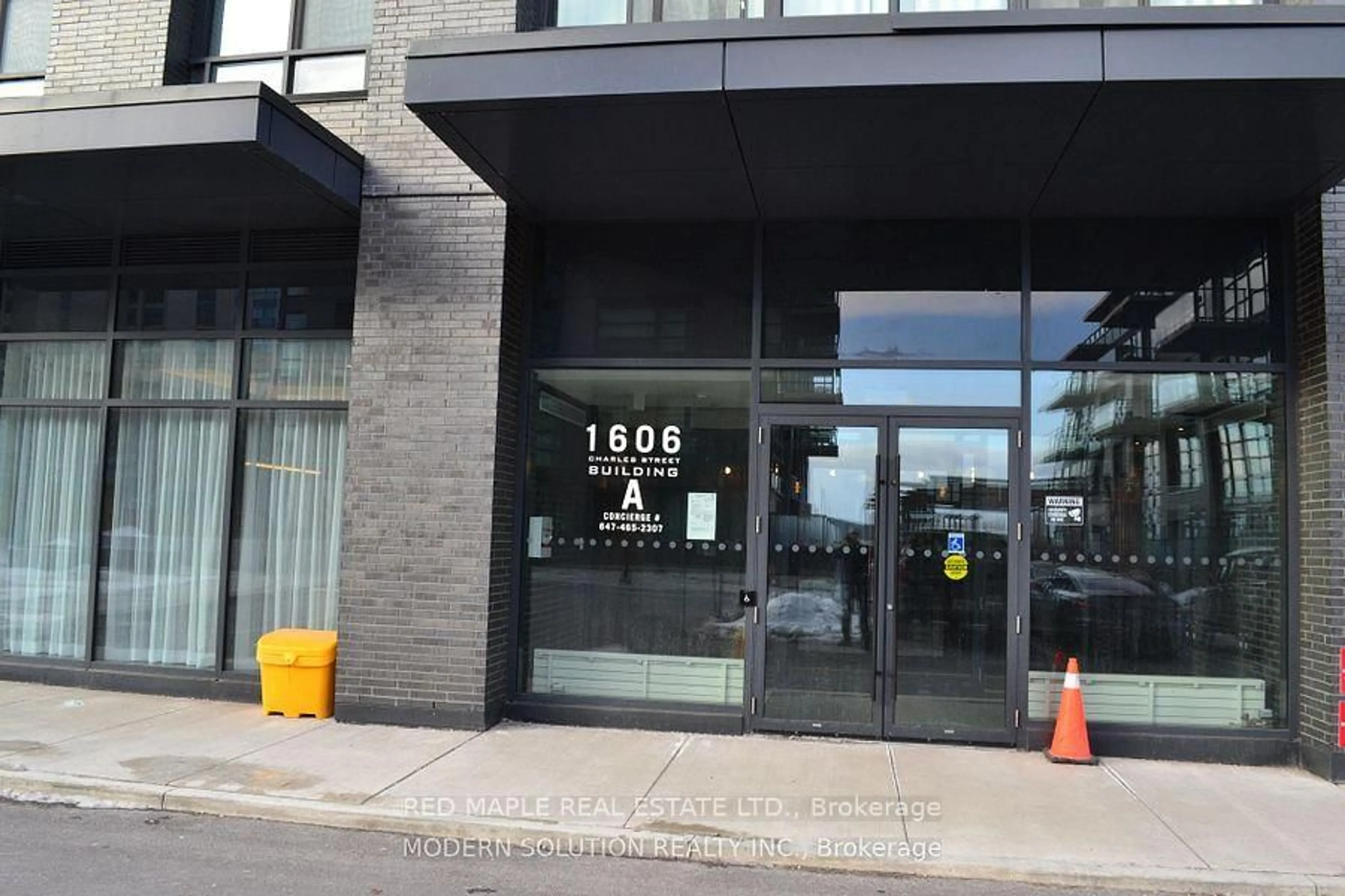 Indoor foyer for 1606 Charles St #1303, Whitby Ontario L1N 1B9