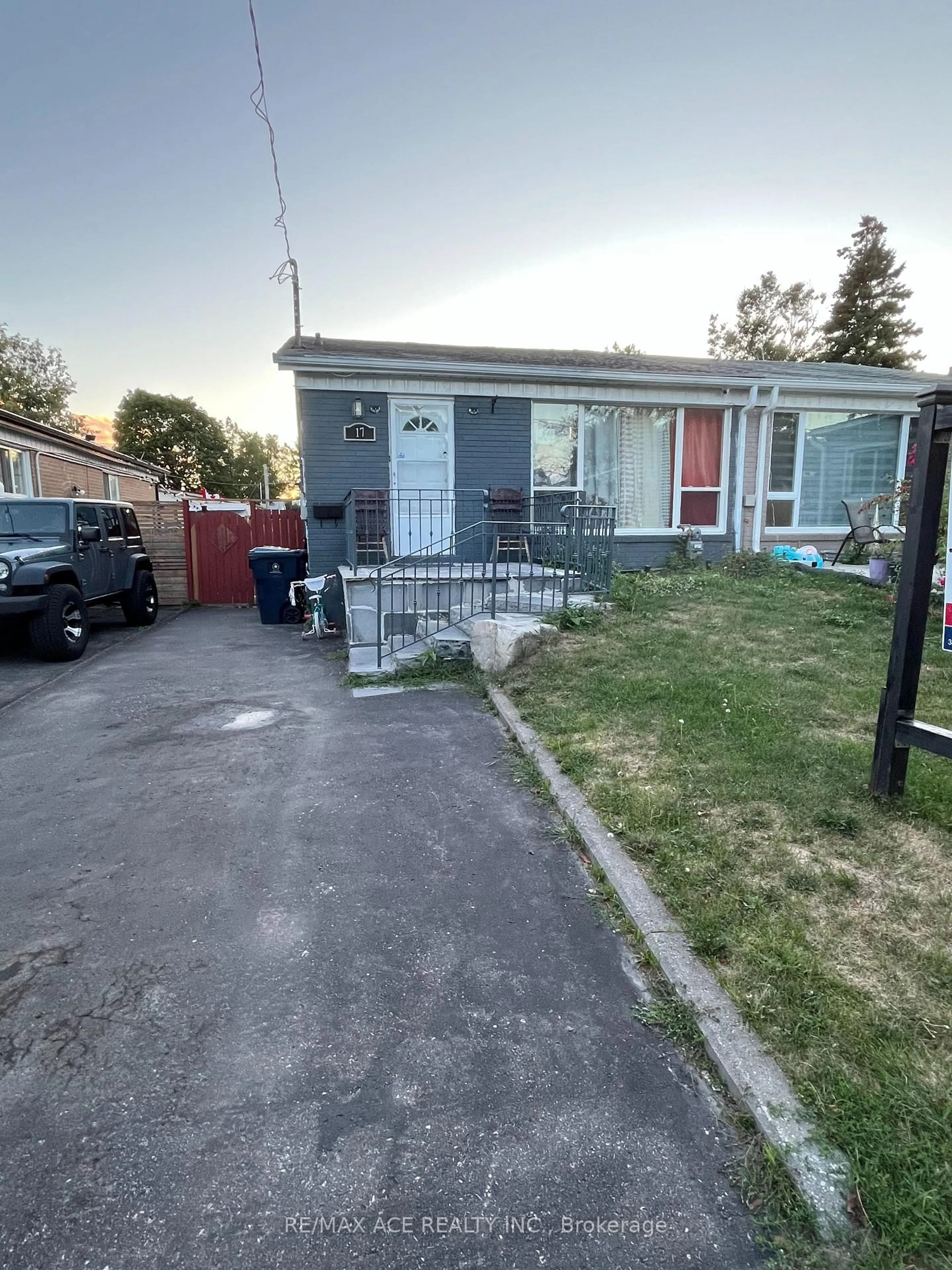 A pic from outside/outdoor area/front of a property/back of a property/a pic from drone, street for 17 Huddleston Crt, Toronto Ontario M1L 4L1