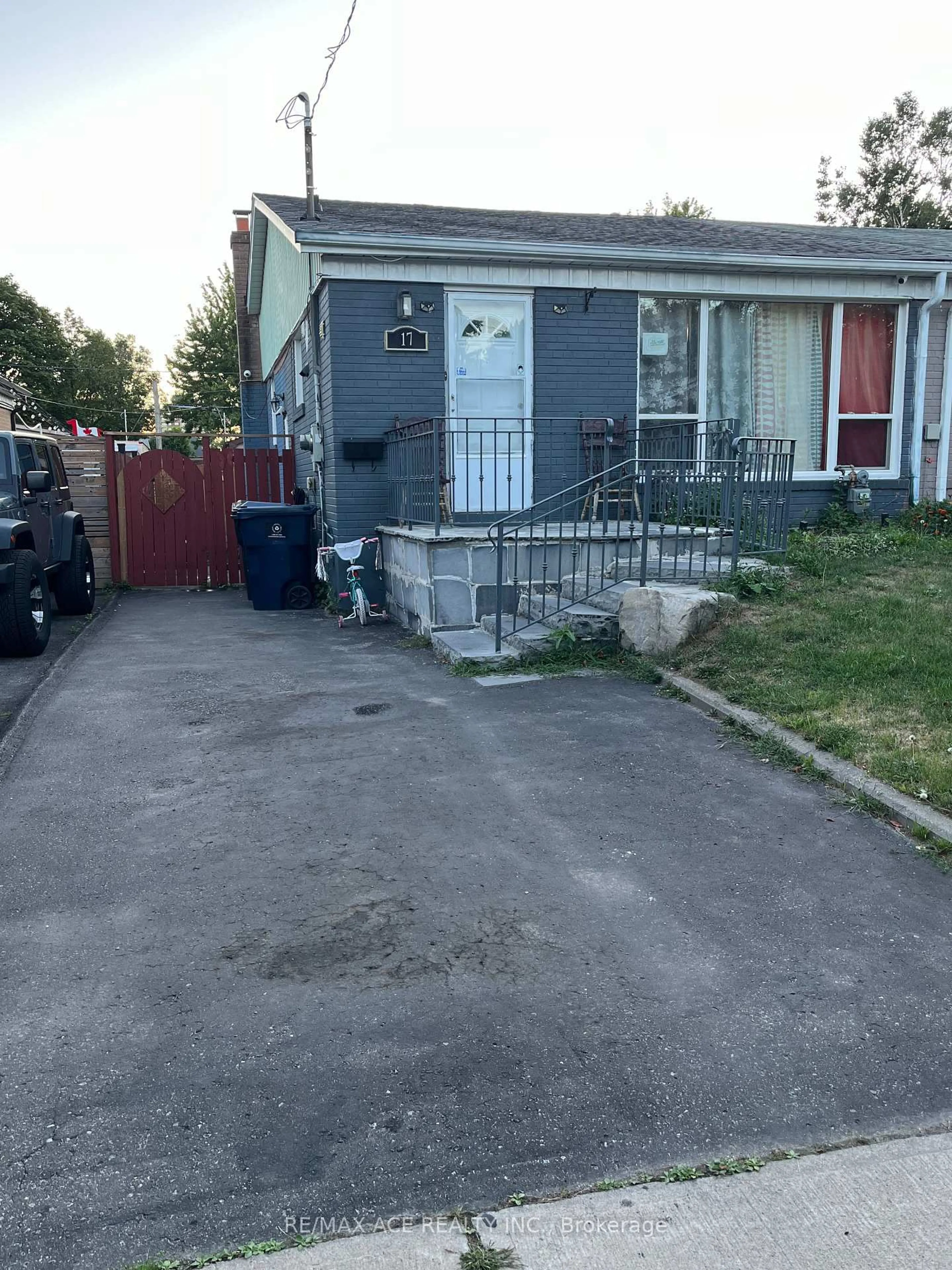 A pic from outside/outdoor area/front of a property/back of a property/a pic from drone, street for 17 Huddleston Crt, Toronto Ontario M1L 4L1