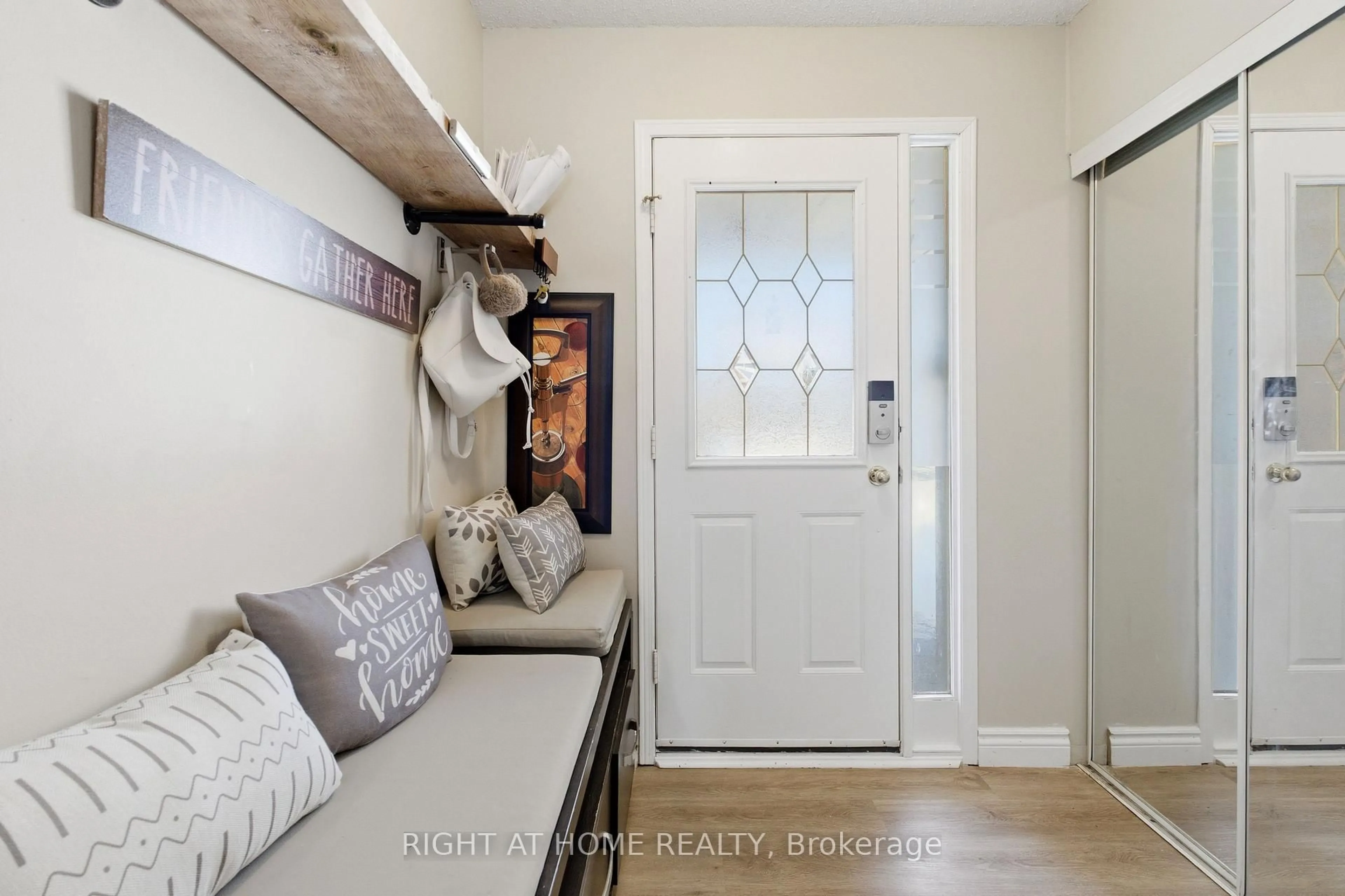 Indoor entryway for 2225 Wildwood Cres, Pickering Ontario L1X 2R6