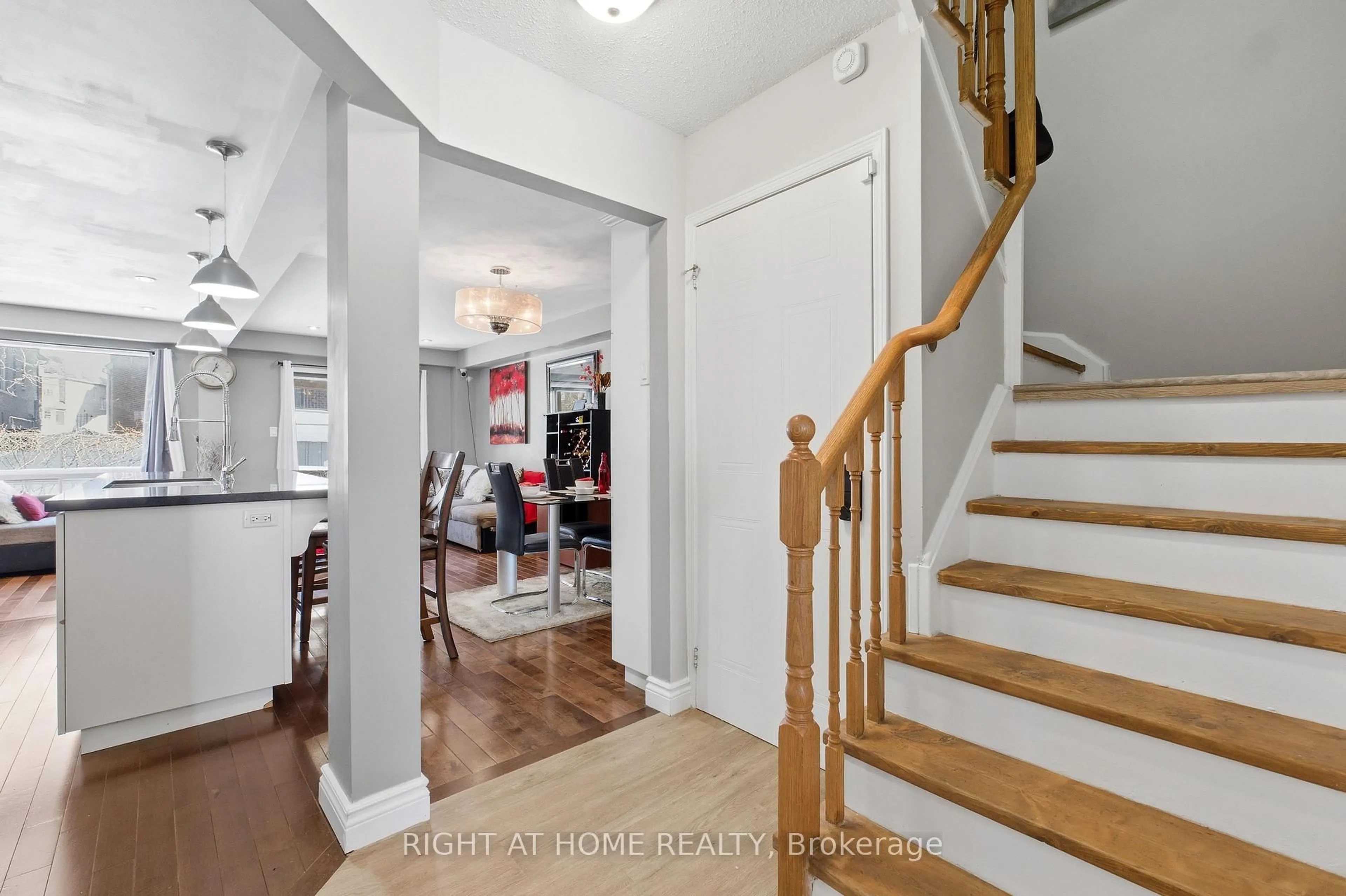 Indoor entryway for 2225 Wildwood Cres, Pickering Ontario L1X 2R6