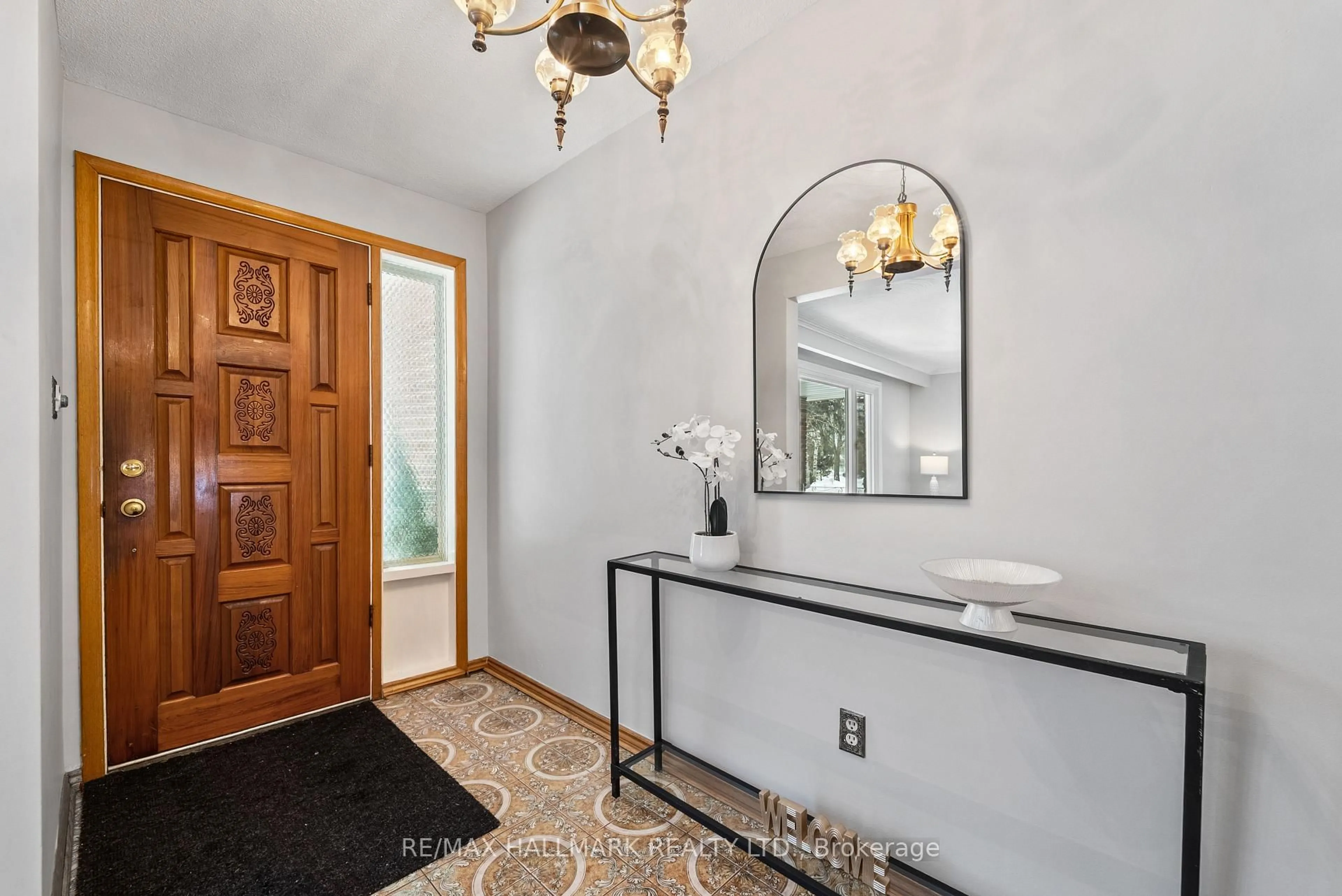 Indoor entryway for 5324 Lawrence Ave, Toronto Ontario M1C 1R4