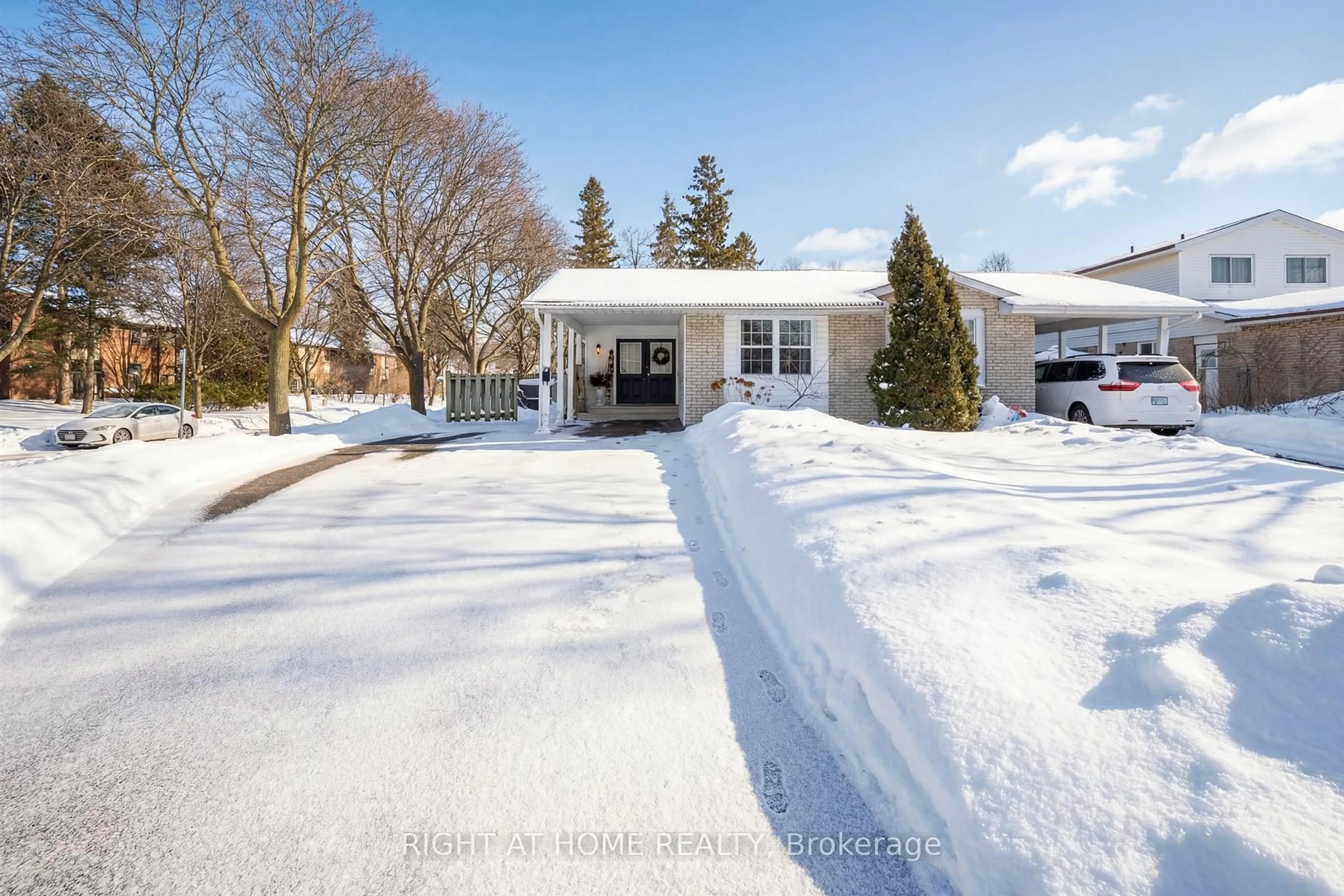 A pic from outside/outdoor area/front of a property/back of a property/a pic from drone, street for 141 Glovers Rd, Oshawa Ontario L1G 3Y1