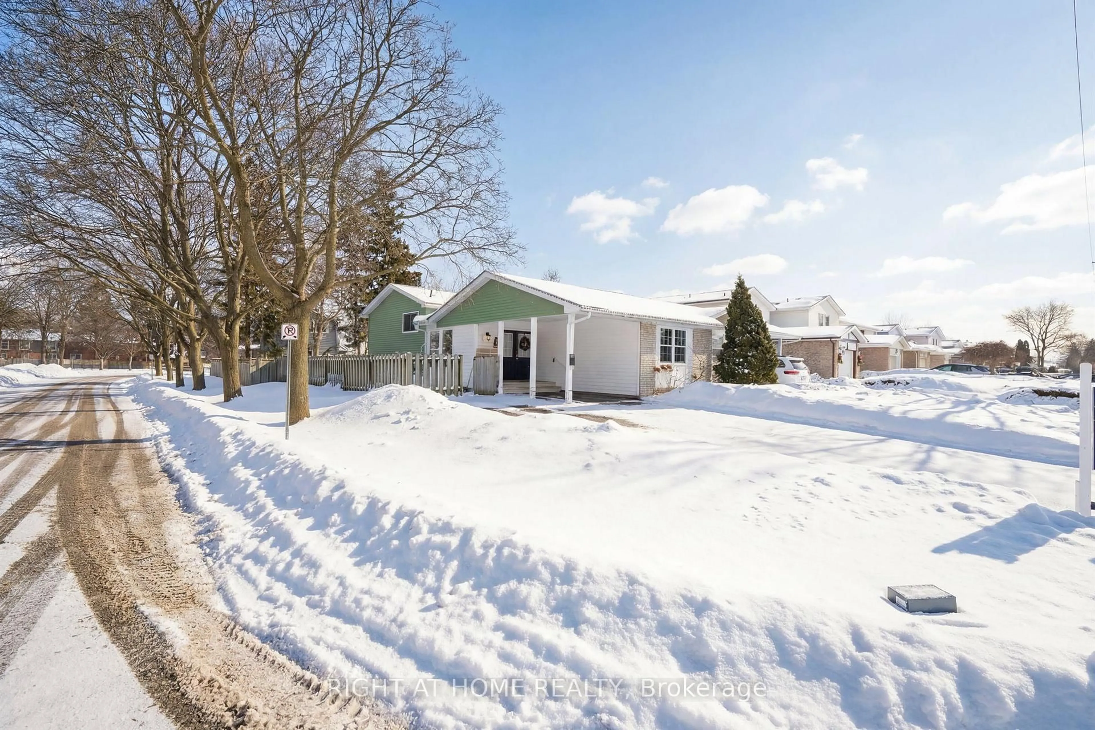 A pic from outside/outdoor area/front of a property/back of a property/a pic from drone, street for 141 Glovers Rd, Oshawa Ontario L1G 3Y1