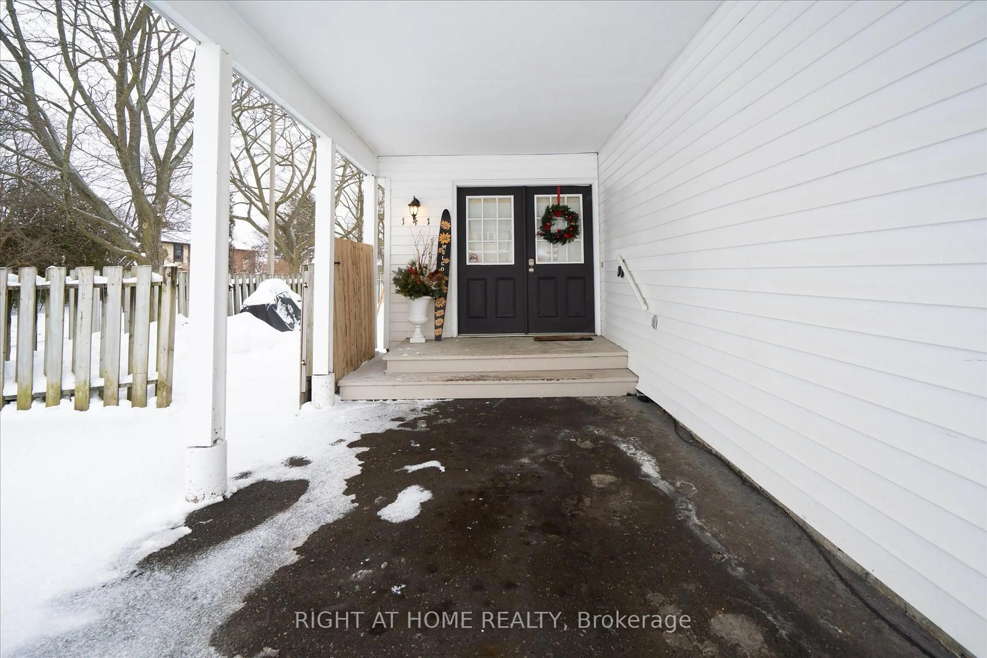Indoor entryway for 141 Glovers Rd, Oshawa Ontario L1G 3Y1