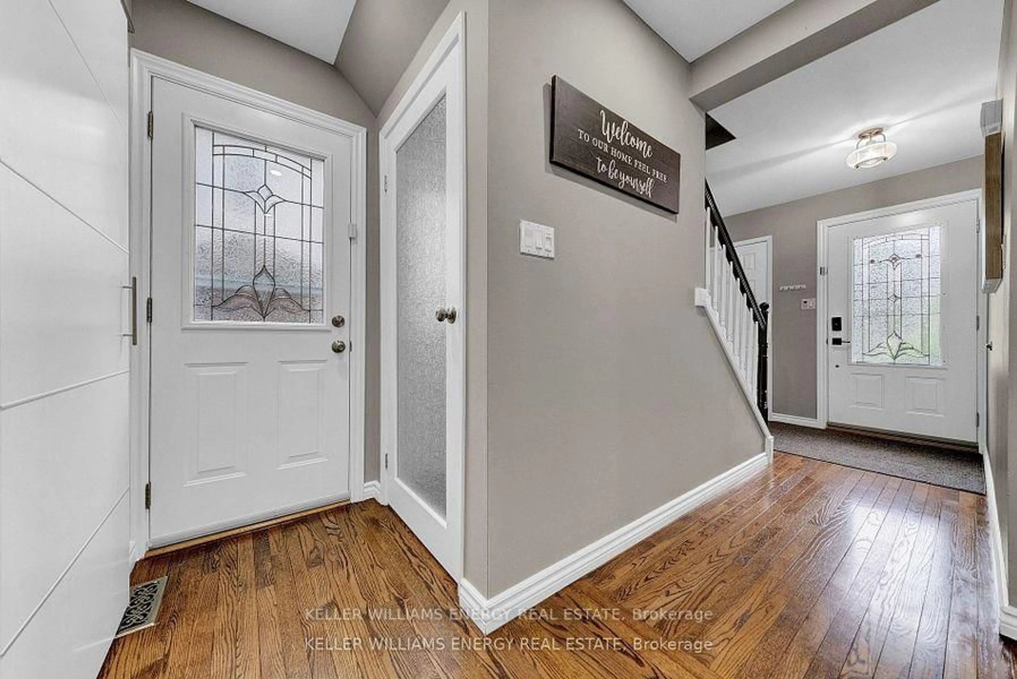 Indoor entryway for 320 Homestead Dr, Oshawa Ontario L1J 6V1