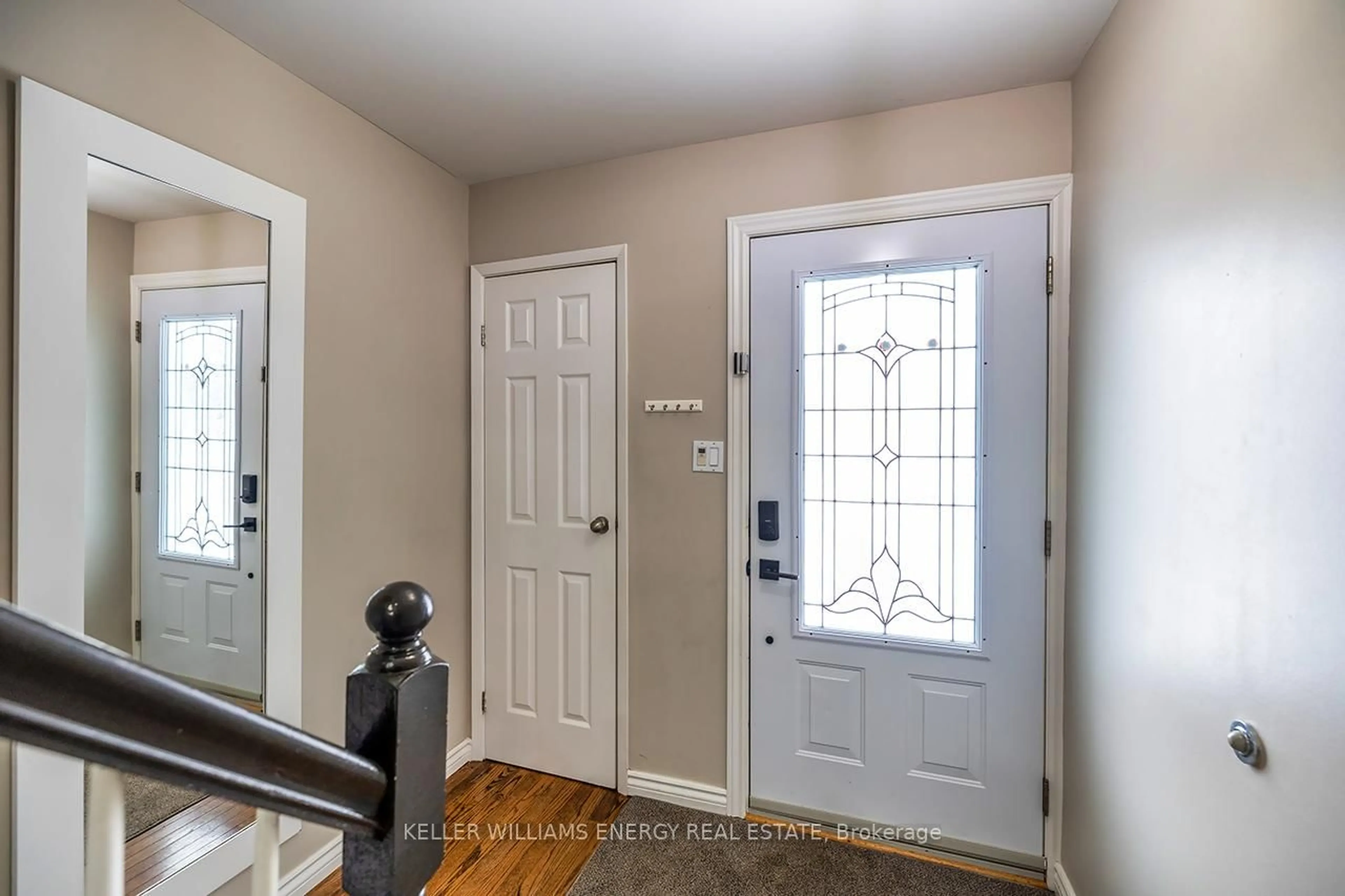Indoor entryway for 320 Homestead Dr, Oshawa Ontario L1J 6V1