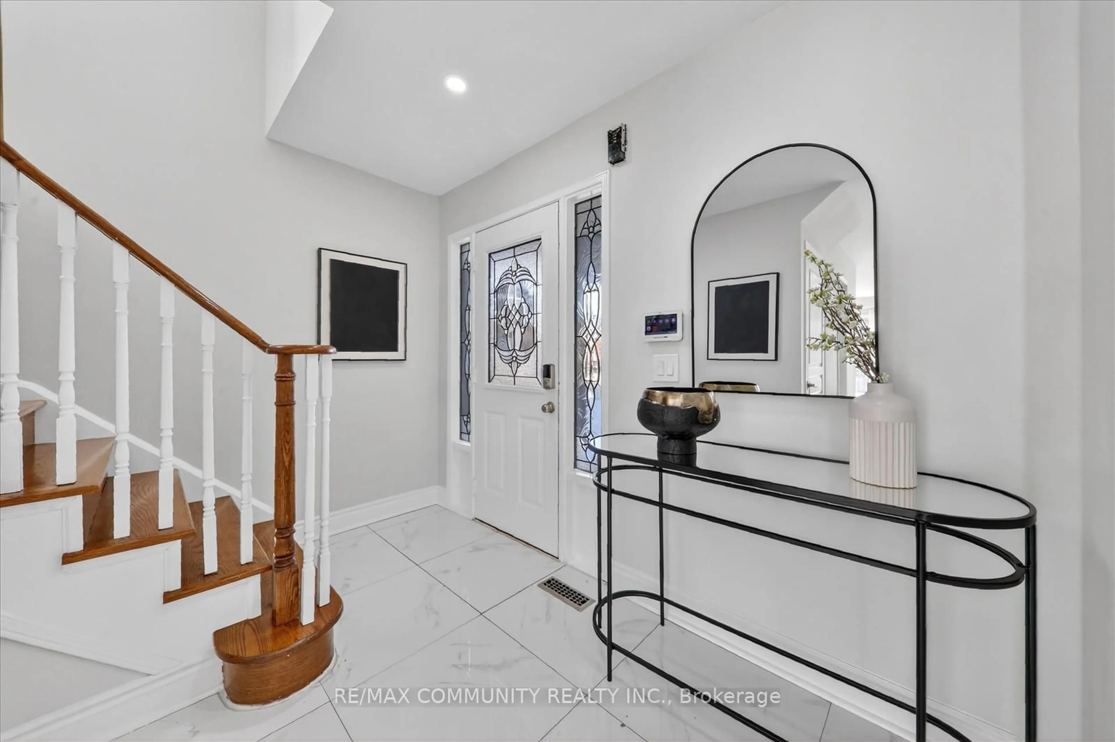 Indoor entryway for 27 Merchant Ave, Whitby Ontario L1P 1S2