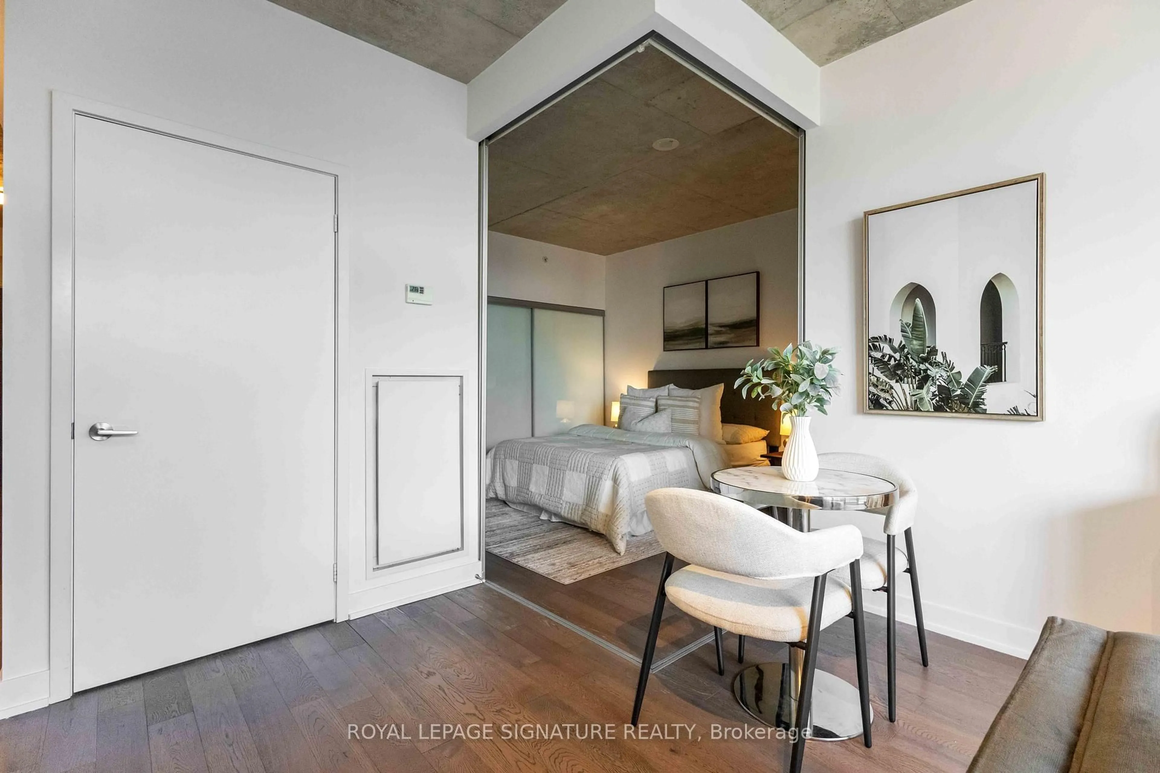 Indoor entryway for 1190 Dundas St #406, Toronto Ontario M4M 0C5