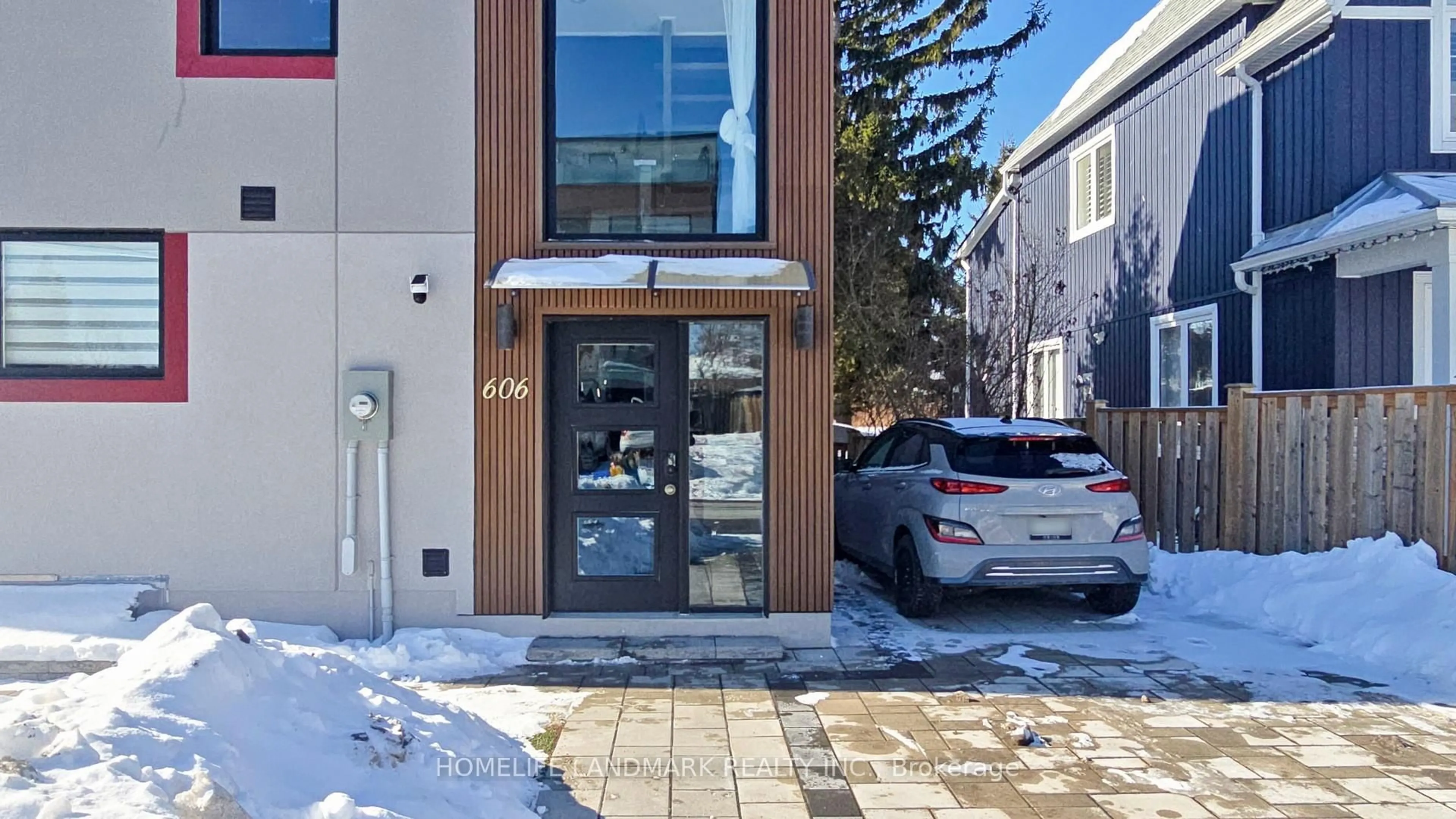 Indoor foyer for 606 Annland St, Pickering Ontario L1W 1A7