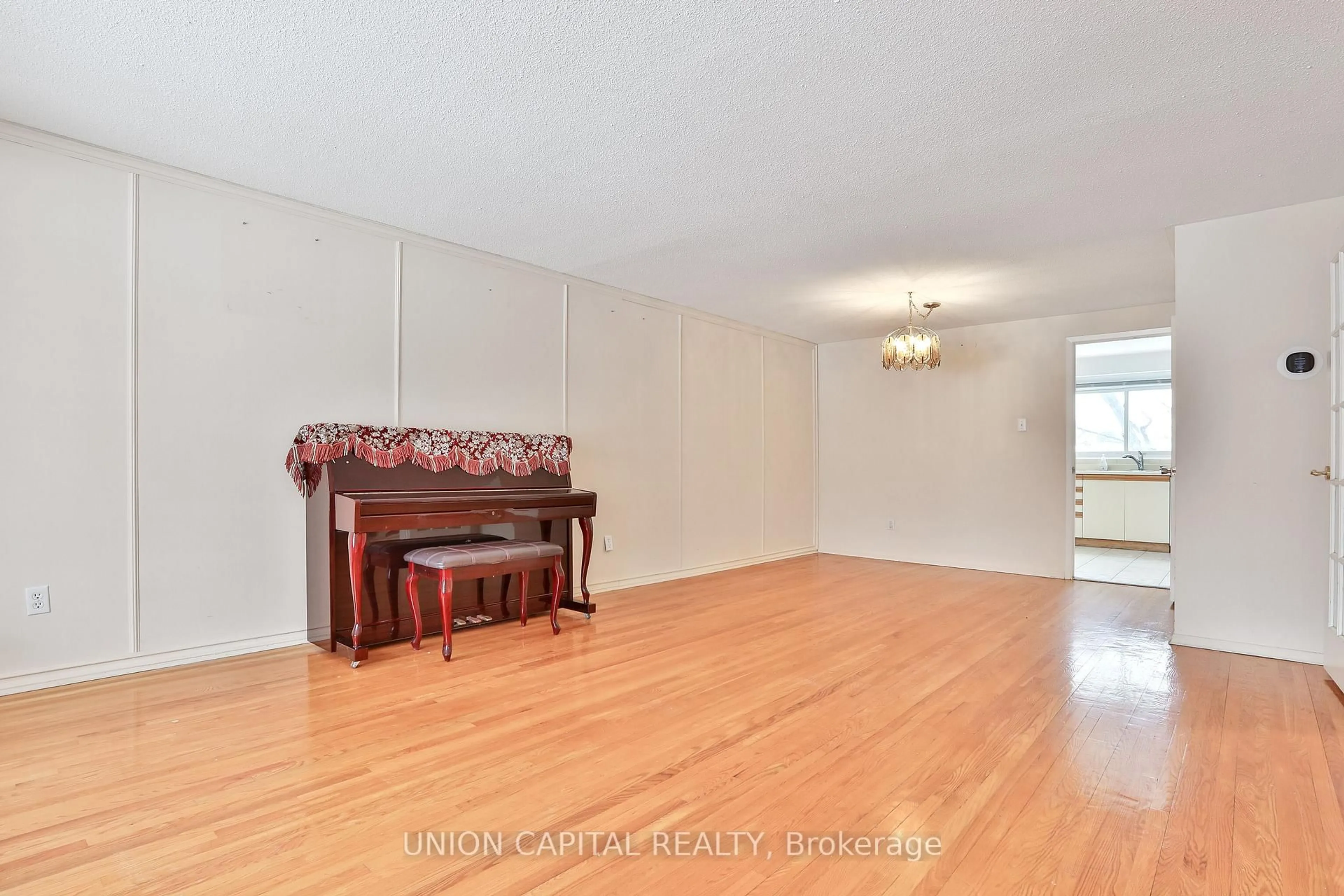 Living room with furniture, wood/laminate floor for 86 Carondale Cres, Toronto Ontario M1W 2B1