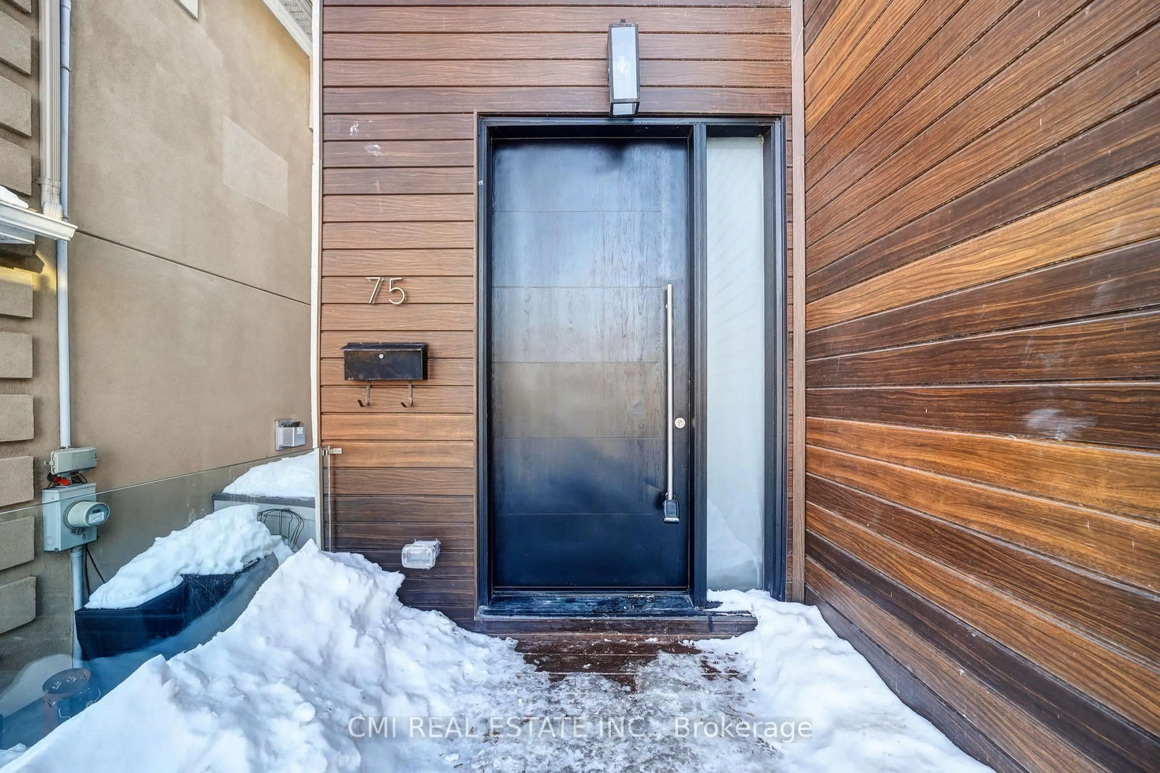 Indoor entryway for 75 Kenilworth Ave, Toronto Ontario M4L 3S4